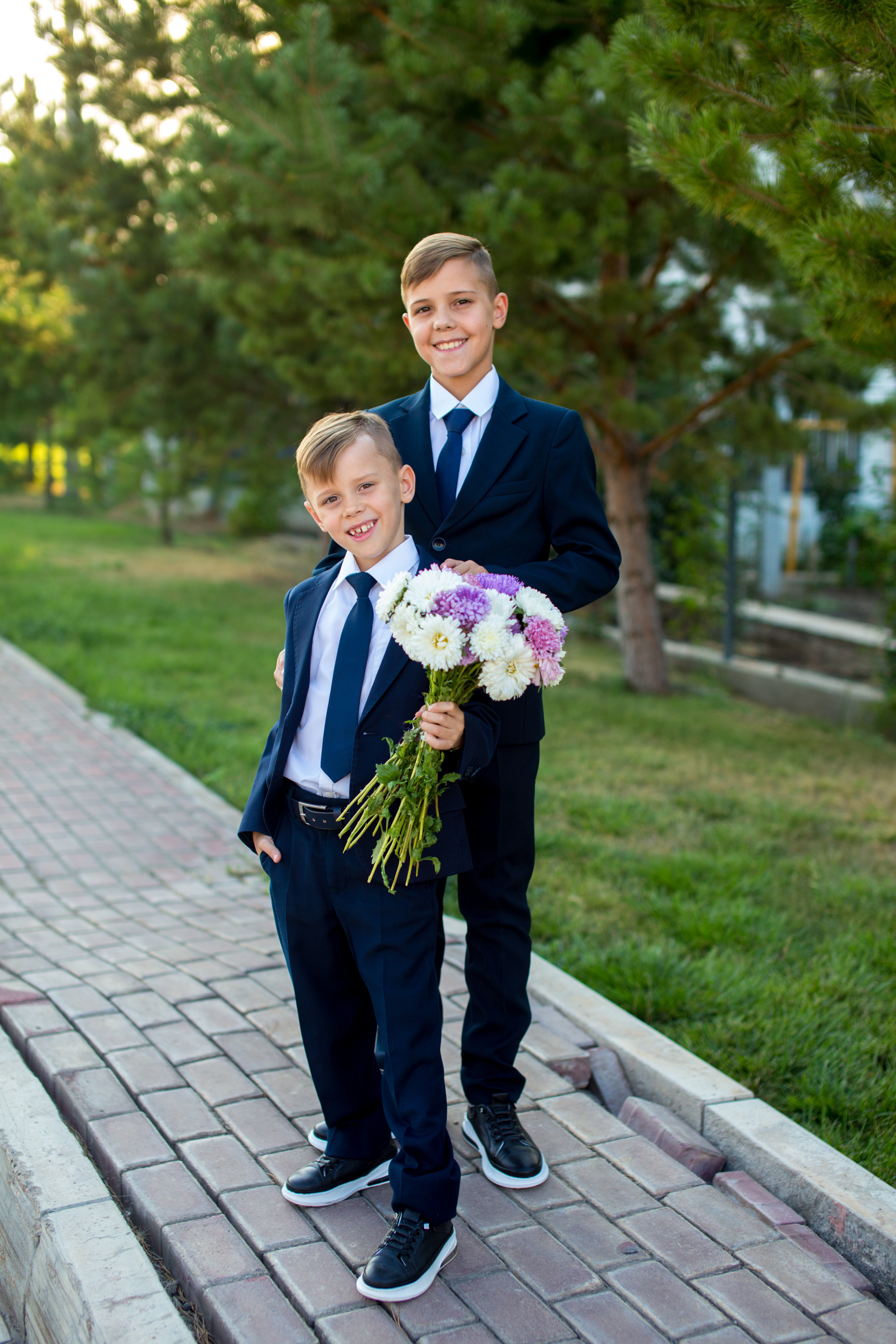 Тимофей и Полина идут в школу. Фотограф в Оренбурге. Профессиональный фотограф