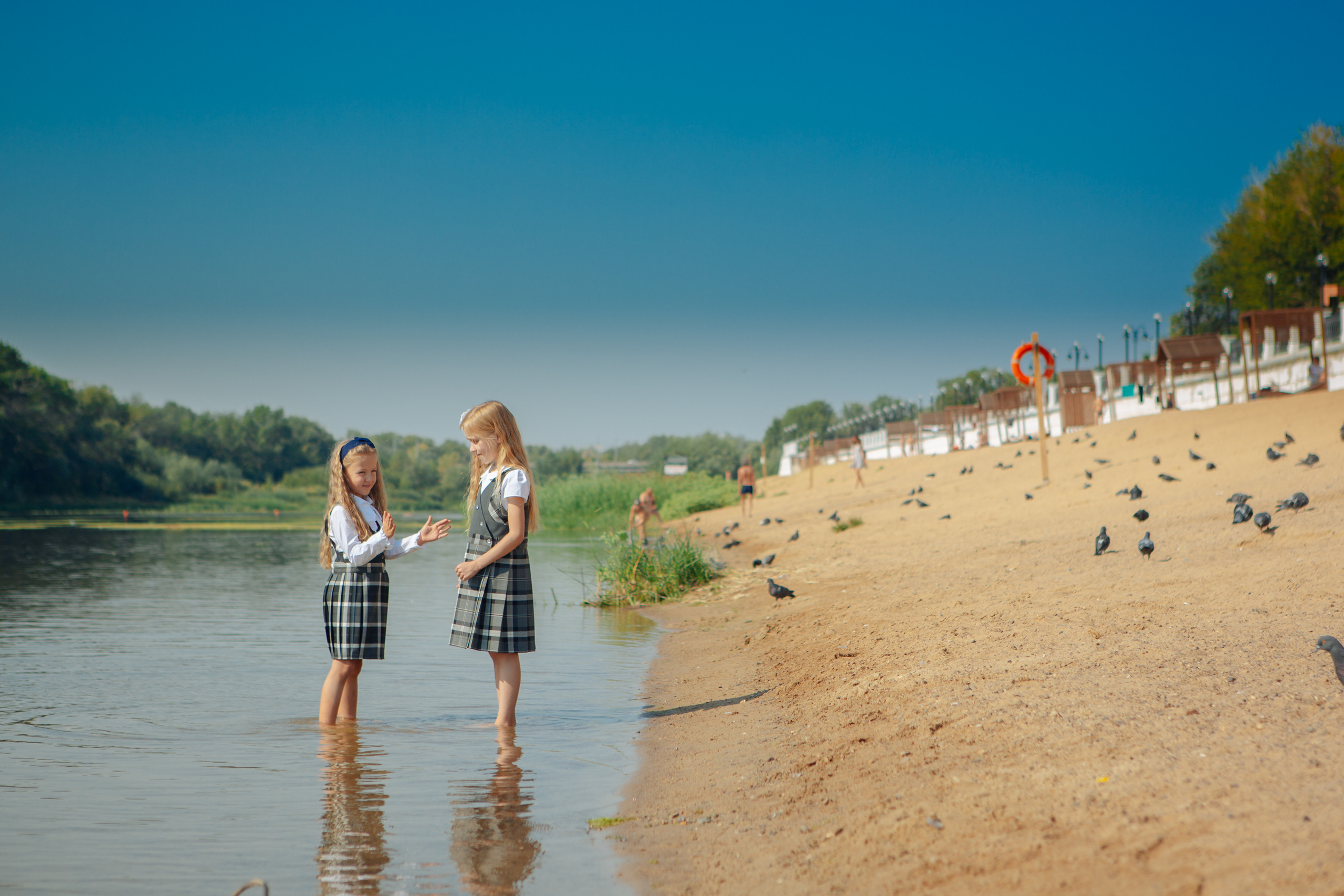 Арина и Софа идут в школу. Фотограф в Оренбурге. Профессиональный фотограф