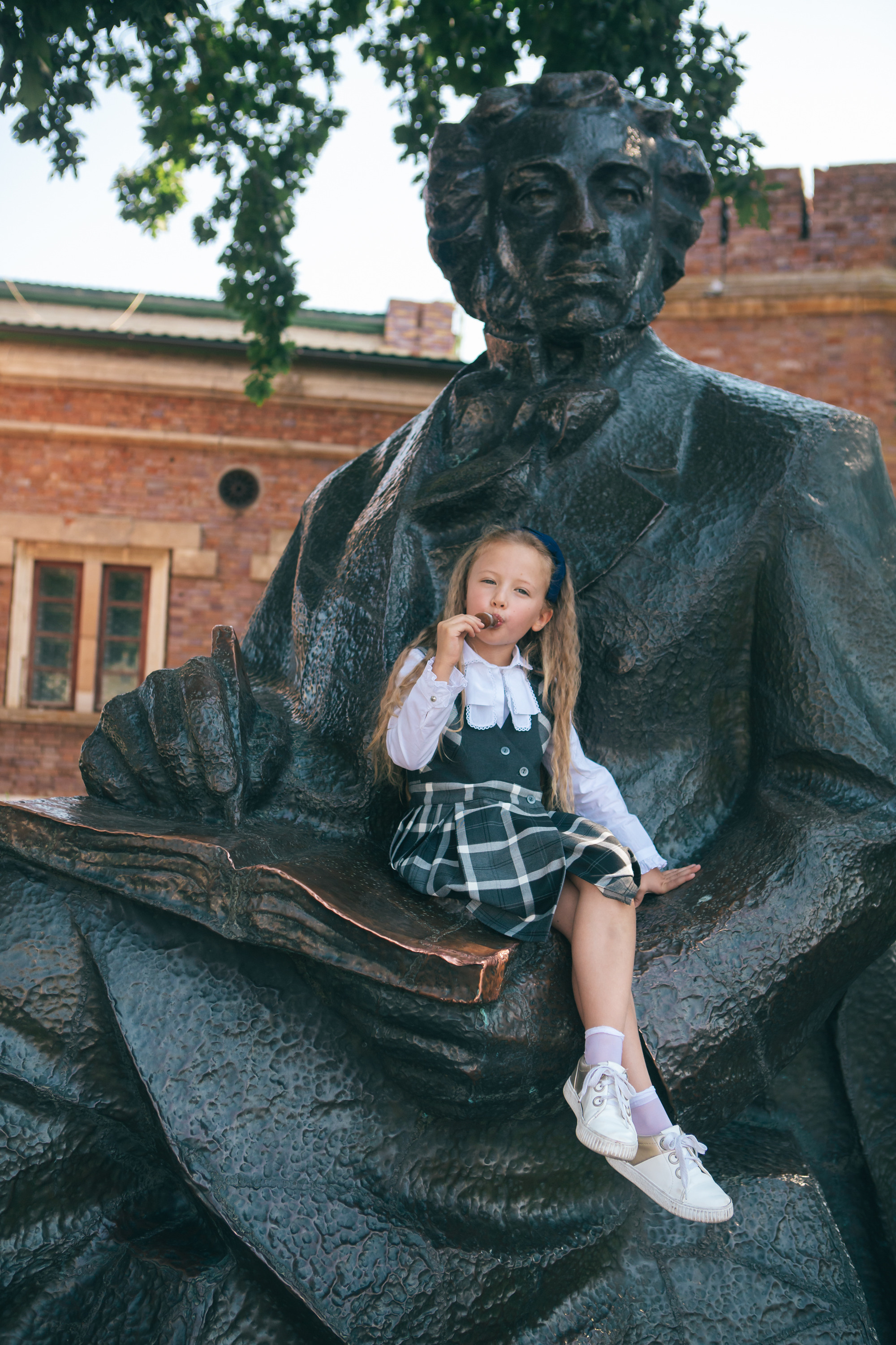 Арина и Софа идут в школу. Фотограф в Оренбурге. Профессиональный фотограф