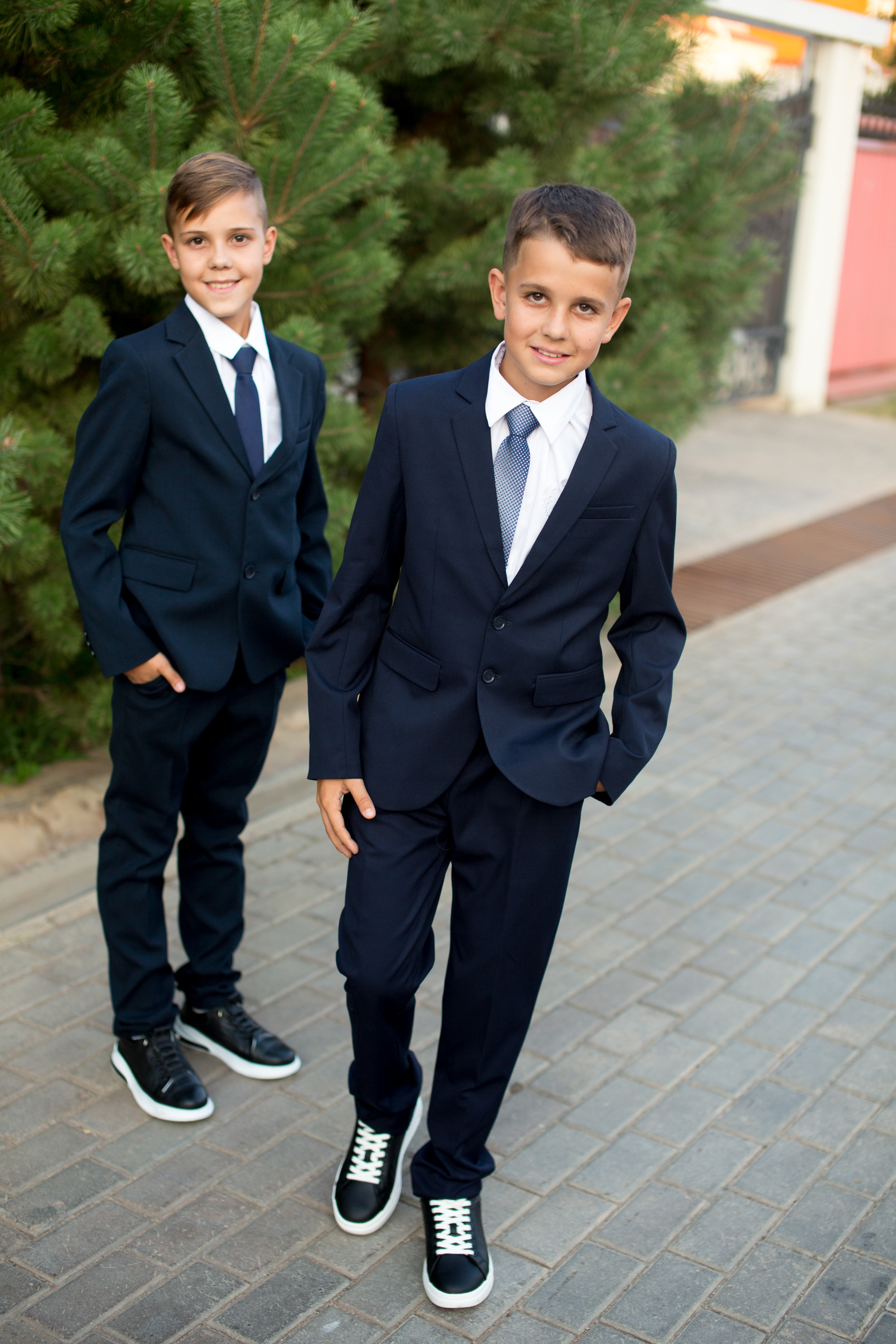 Тимофей и Полина идут в школу. Фотограф в Оренбурге. Профессиональный фотограф