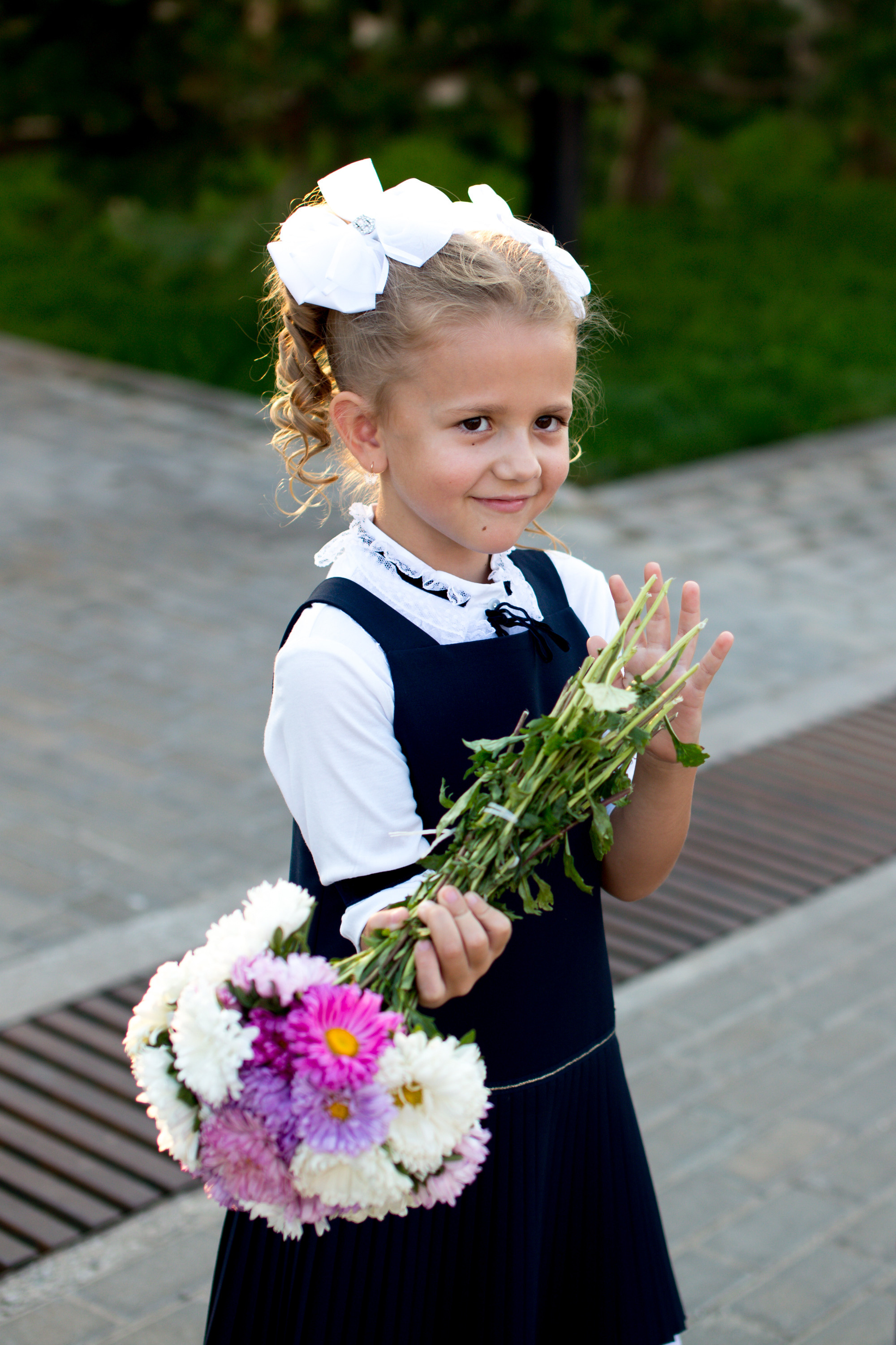 Тимофей и Полина идут в школу. Фотограф в Оренбурге. Профессиональный фотограф