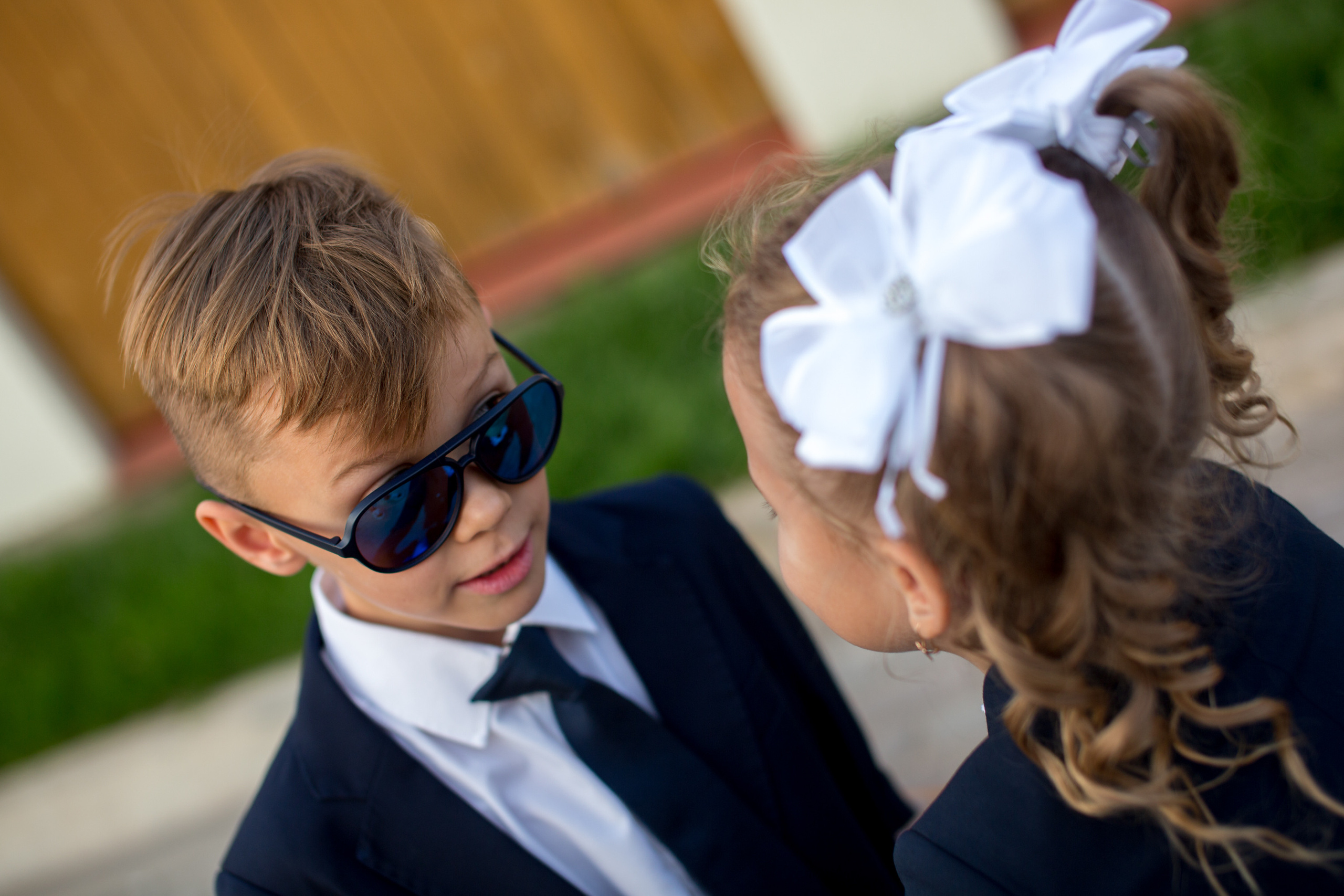 Тимофей и Полина идут в школу. Фотограф в Оренбурге. Профессиональный фотограф