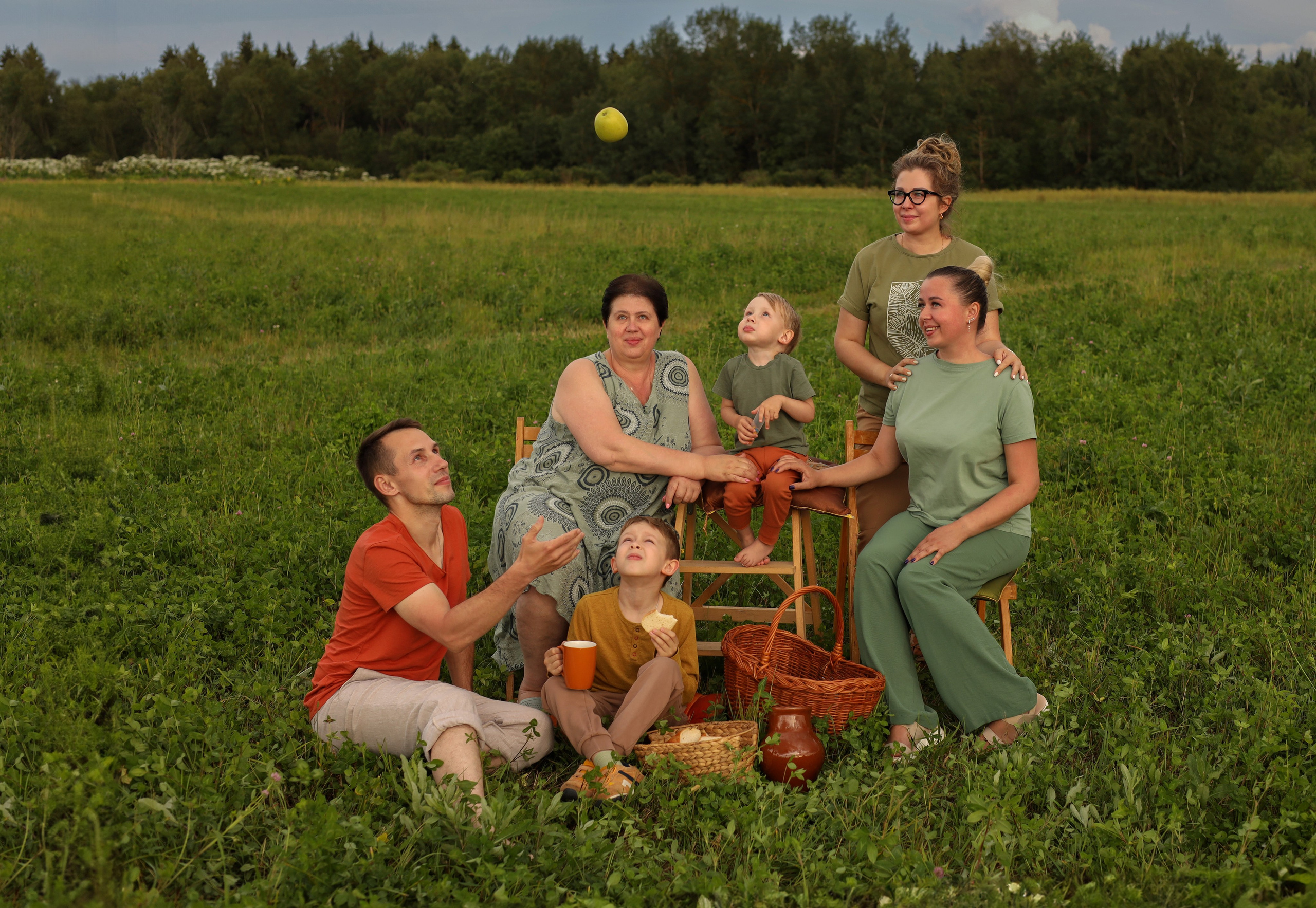 семейная фотосессия на улице в поле большая семья красивая композиция