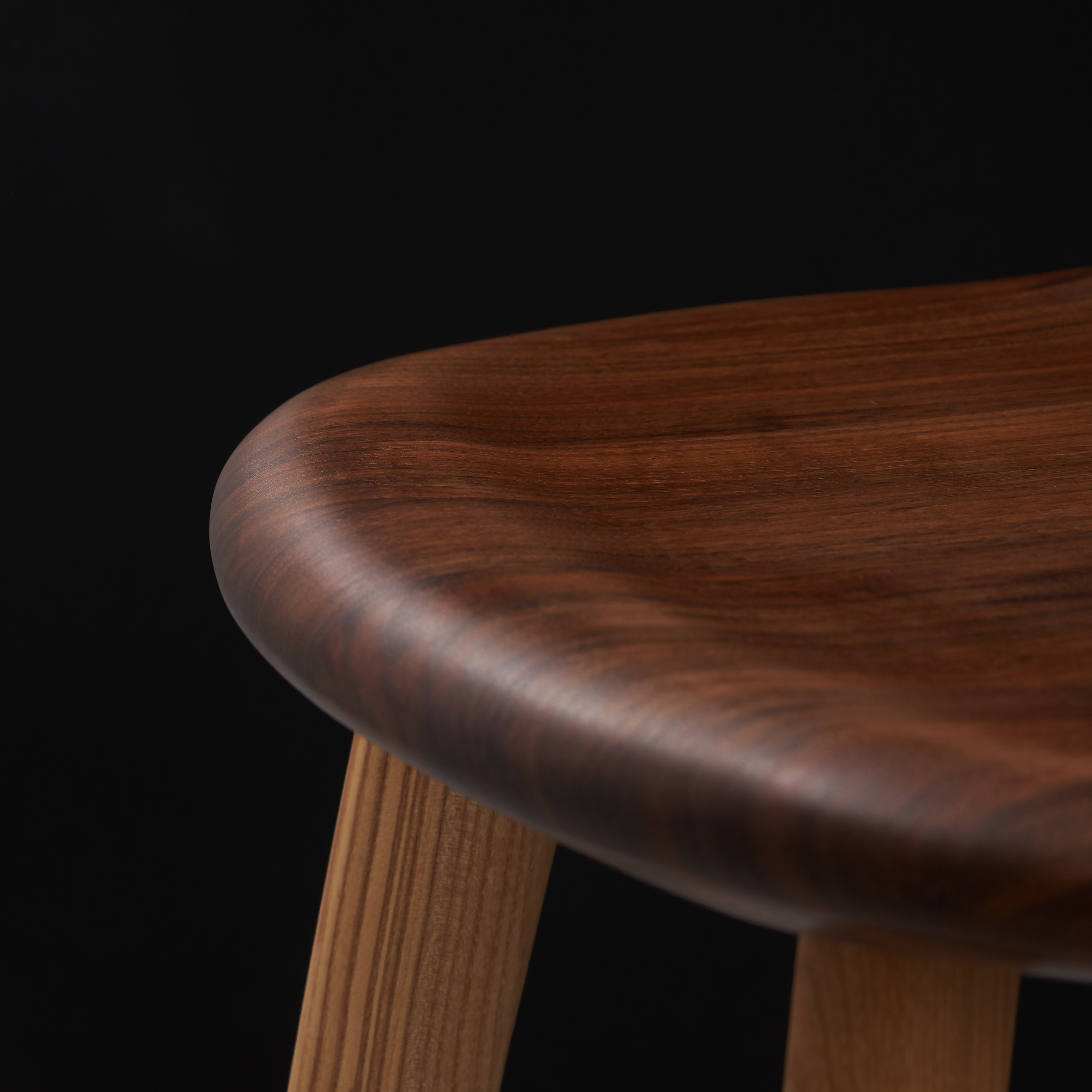 фотосъемка деревянного стула для гитары 