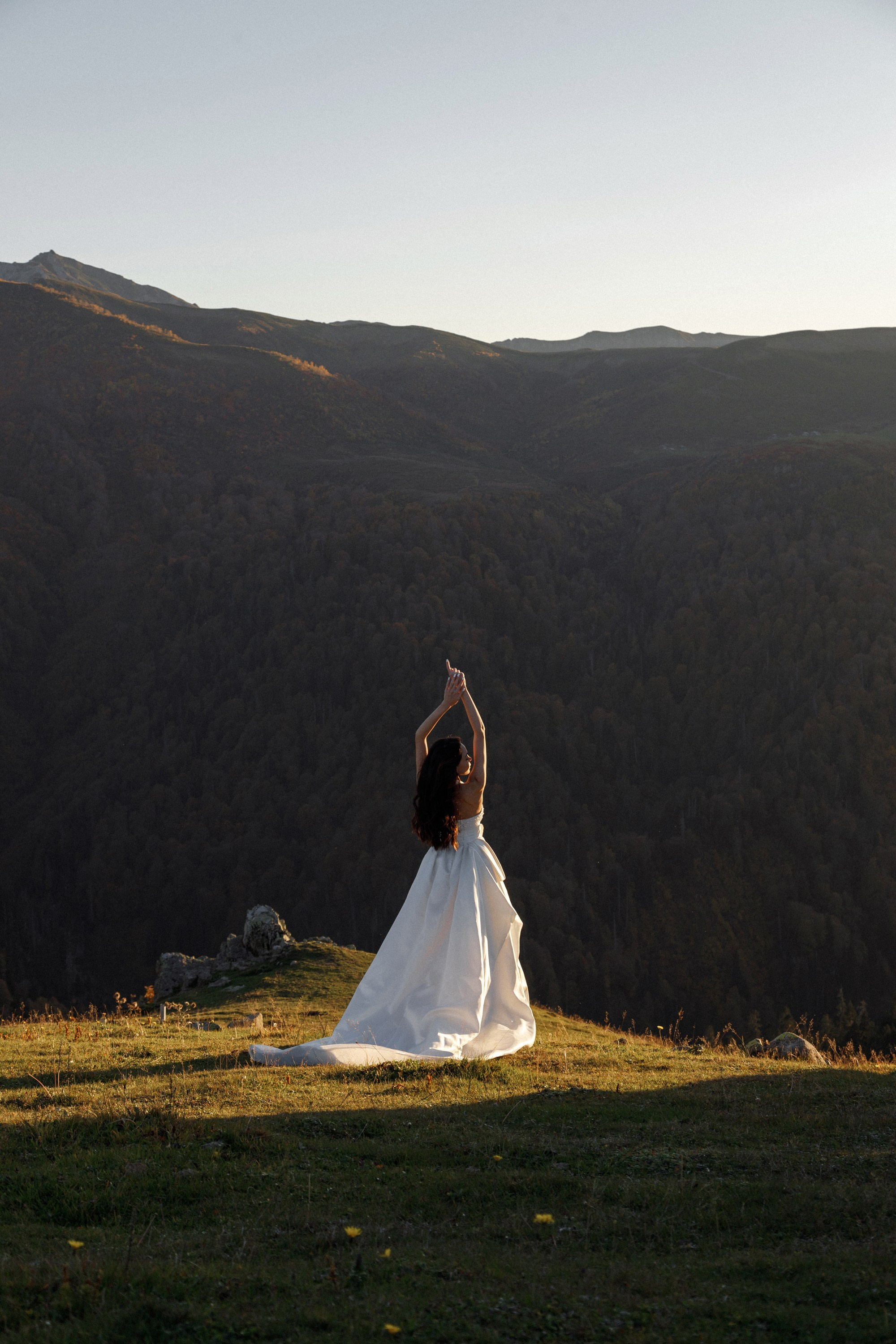 Свадьба в горах на закате