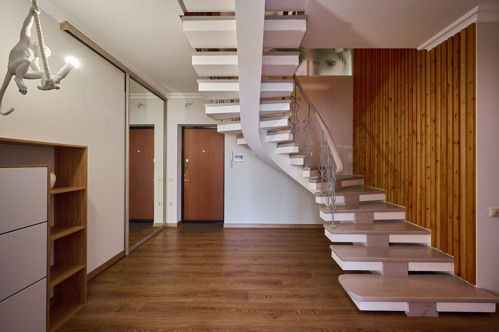 коридор большой шкаф с зеркалом комод лестница на второй этаж