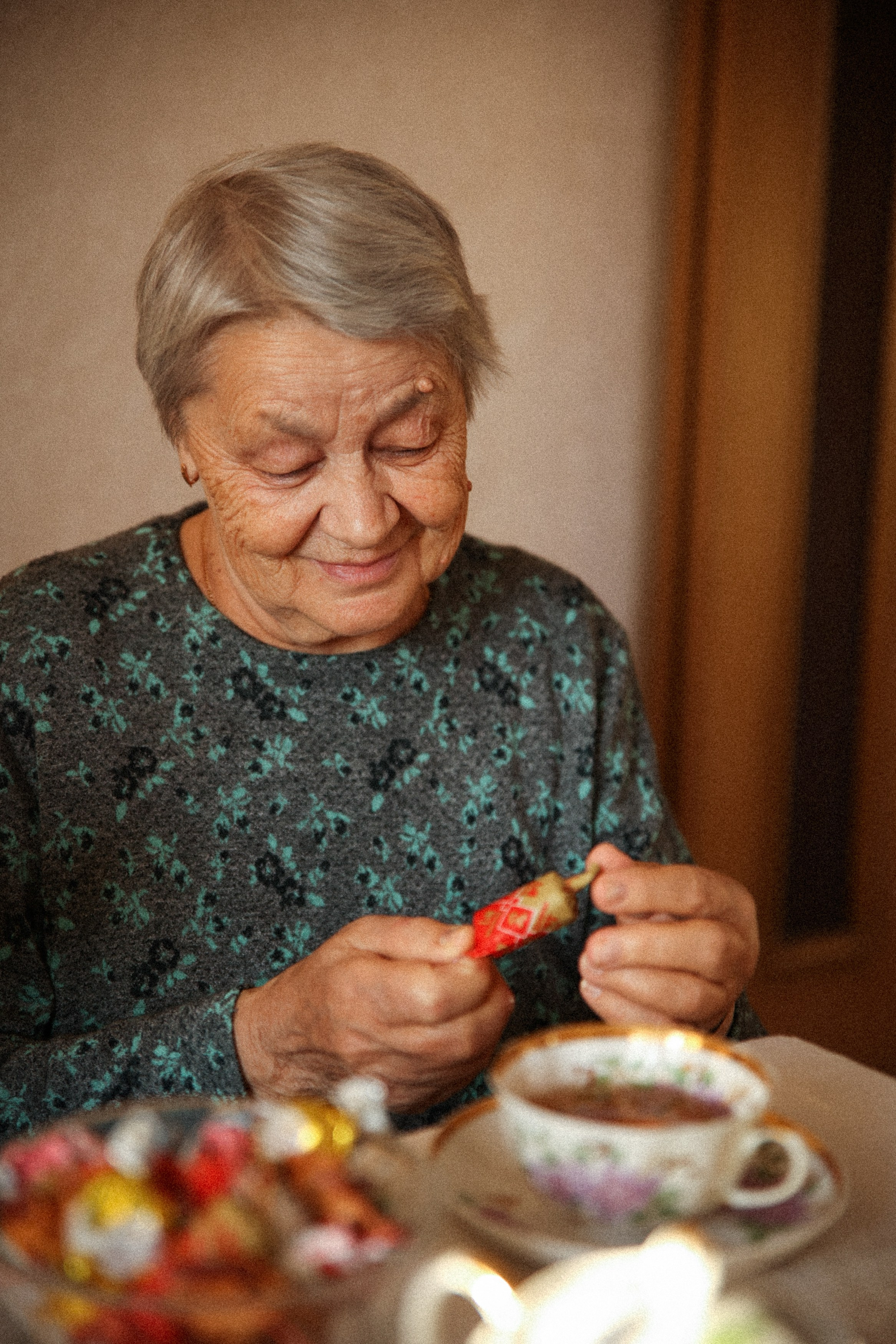 Семейная фотосессия домашняя фотосессия бабушка в гостях у бабушки. Фотограф Владимир Москва