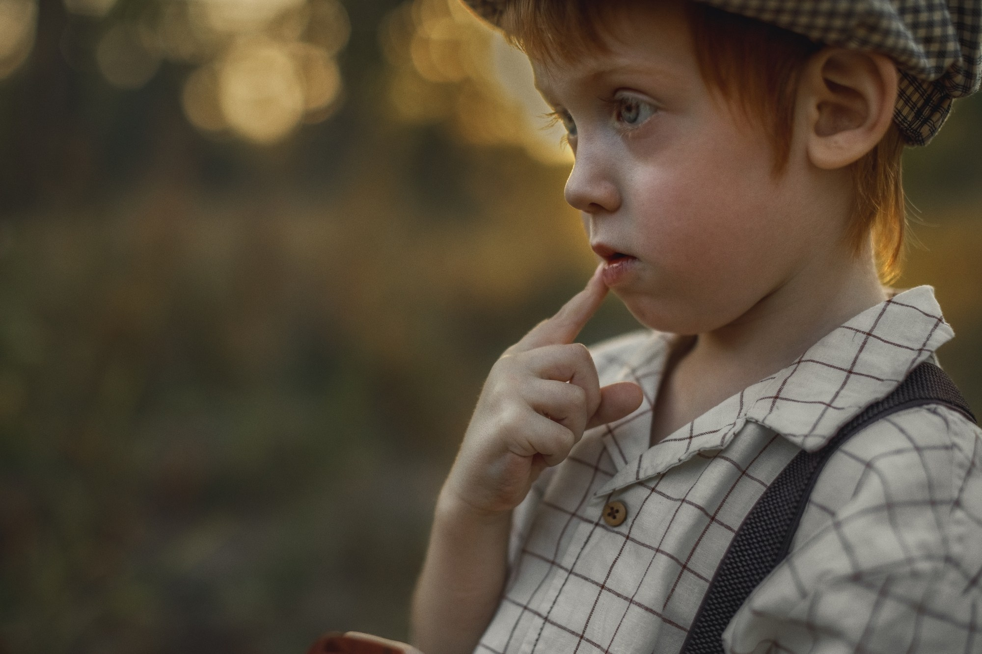 детский портрет, фото ребенка на природе, детская фотосессия, красивая детская фотография, задумчивый мальчик
