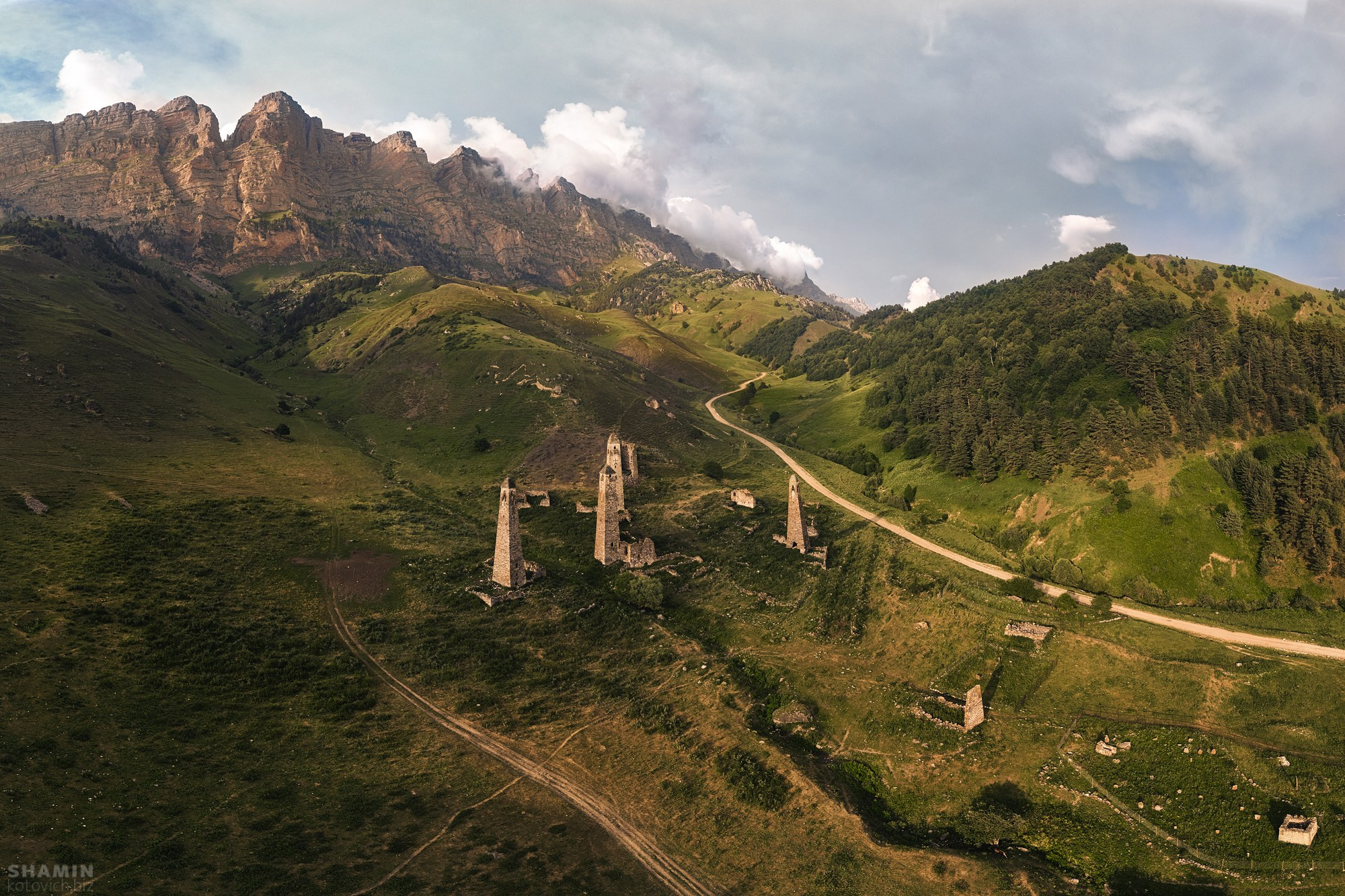 Пейзажи Ингушетии: горные хребты, башенные комплексы, долины и облака, снятые фотографом Константином Шаминым. Атмосферные кадры, передающие дух Кавказа, древнюю архитектуру и красоту природы Ингушетии. Фотограф Константин Шамин 