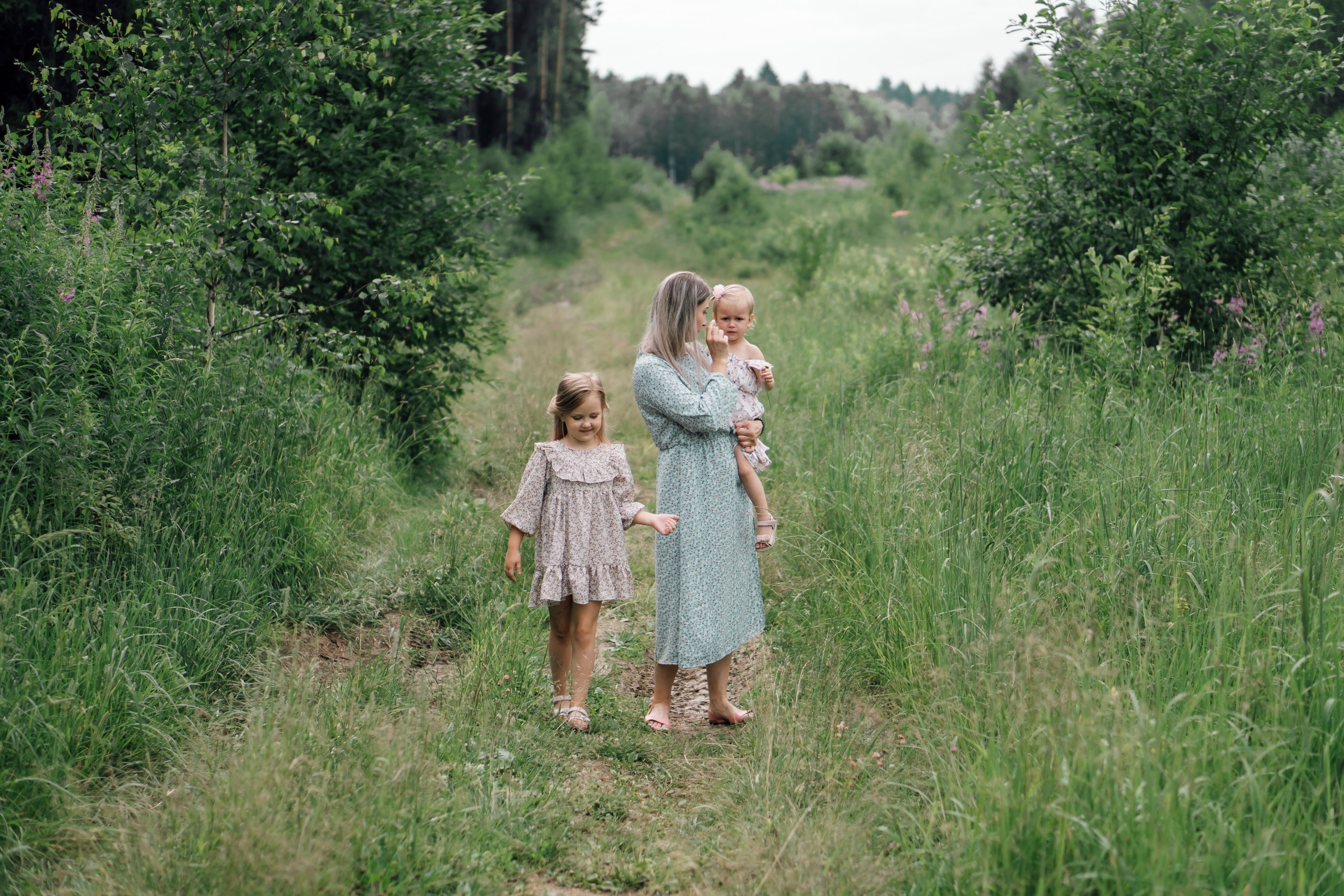 Семейная фотоссесия на природе. Свадебный фотограф в Дмитрове
