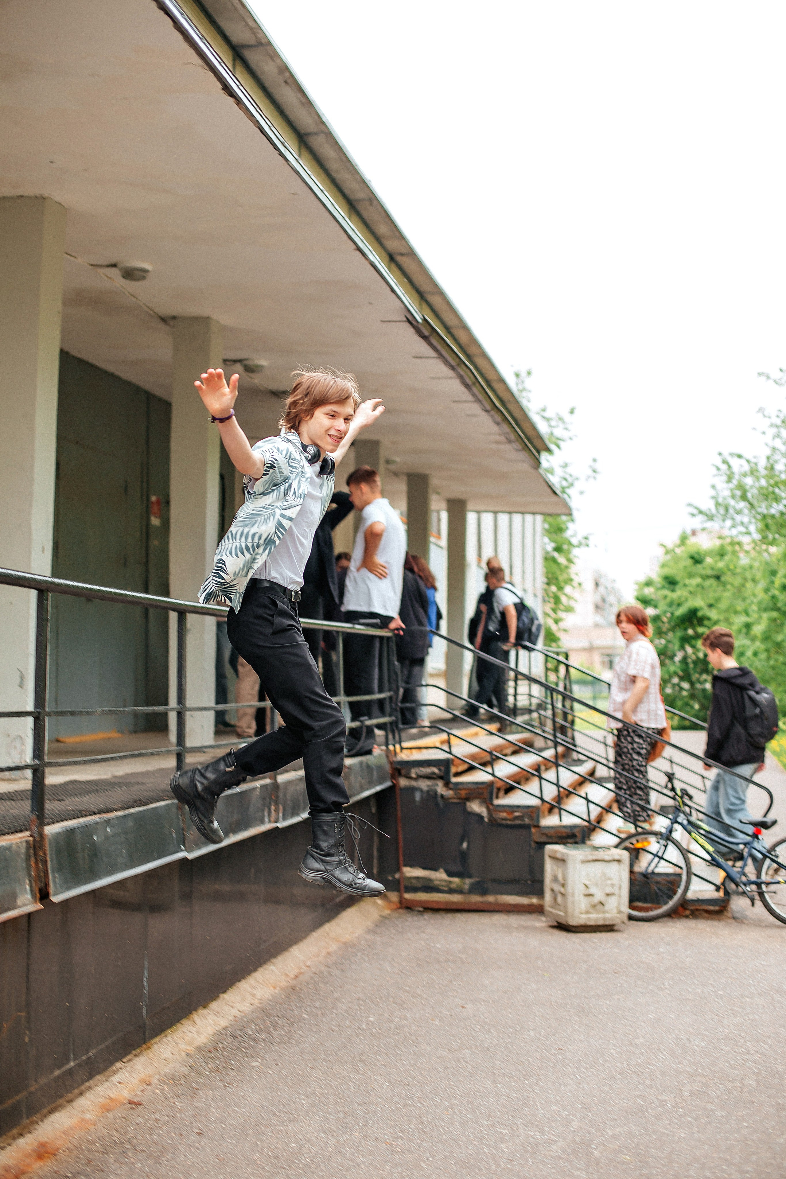 Старшеклассники, прогулка у школы. Семейный фотограф Любовь Саркеева