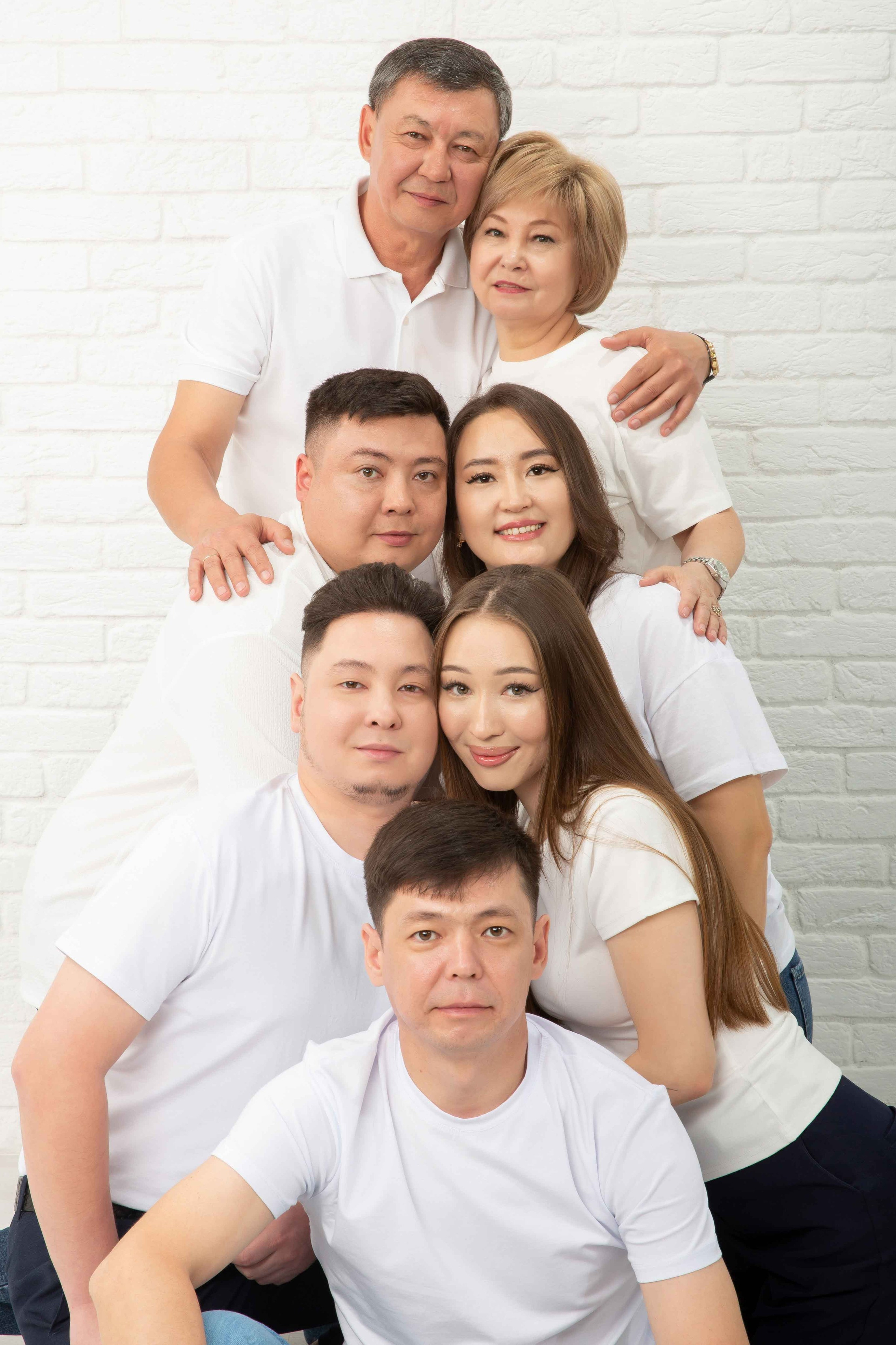 Фотосессия большой семьи в фотостудии. Совет с семьей. Фотостудия Алматы. Семейная и детская фотостудия Family studio.Фотограф Алматы