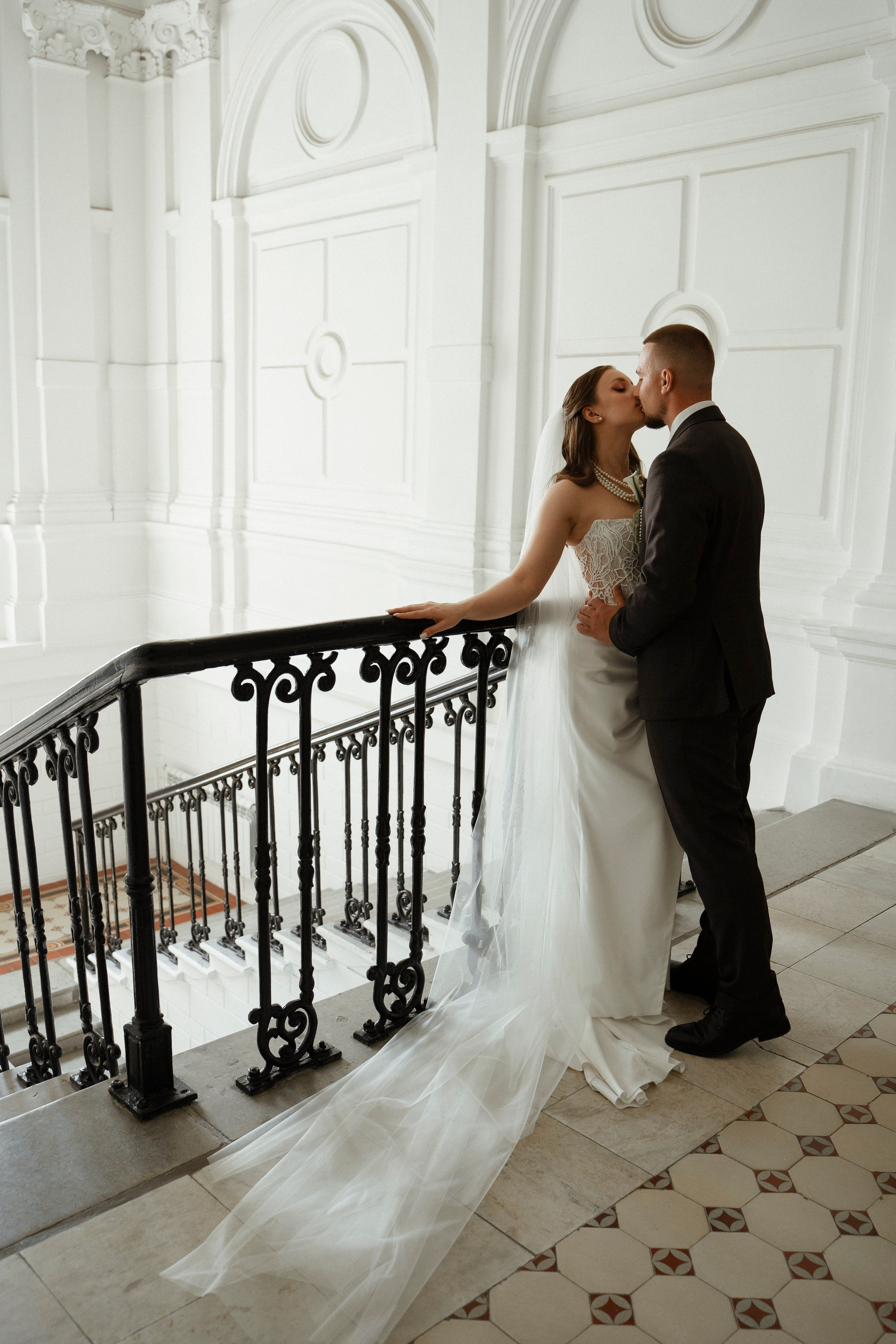 "Свадебная фотосессия в Пензе: Жених и невеста в художественном училище".