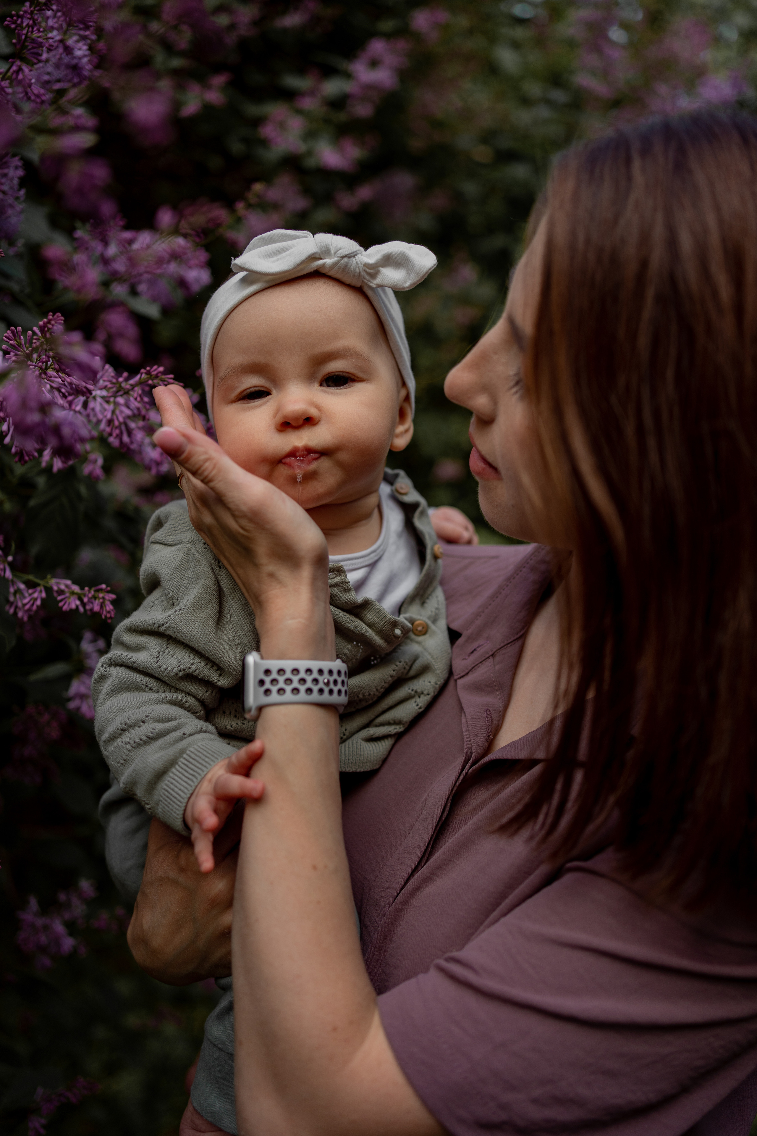 Женя и Лера в сирени. Фотограф грудного вскармливания в Москве Екатерина