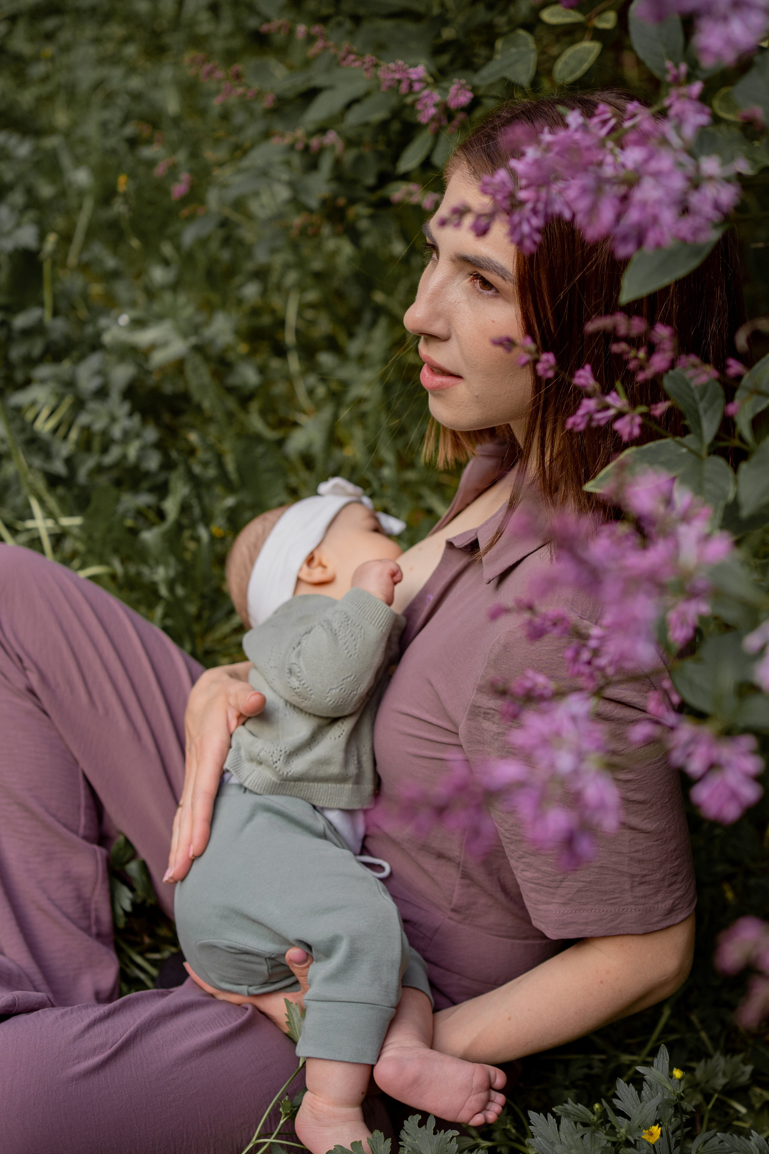 Женя и Лера в сирени. Фотограф грудного вскармливания в Москве Екатерина