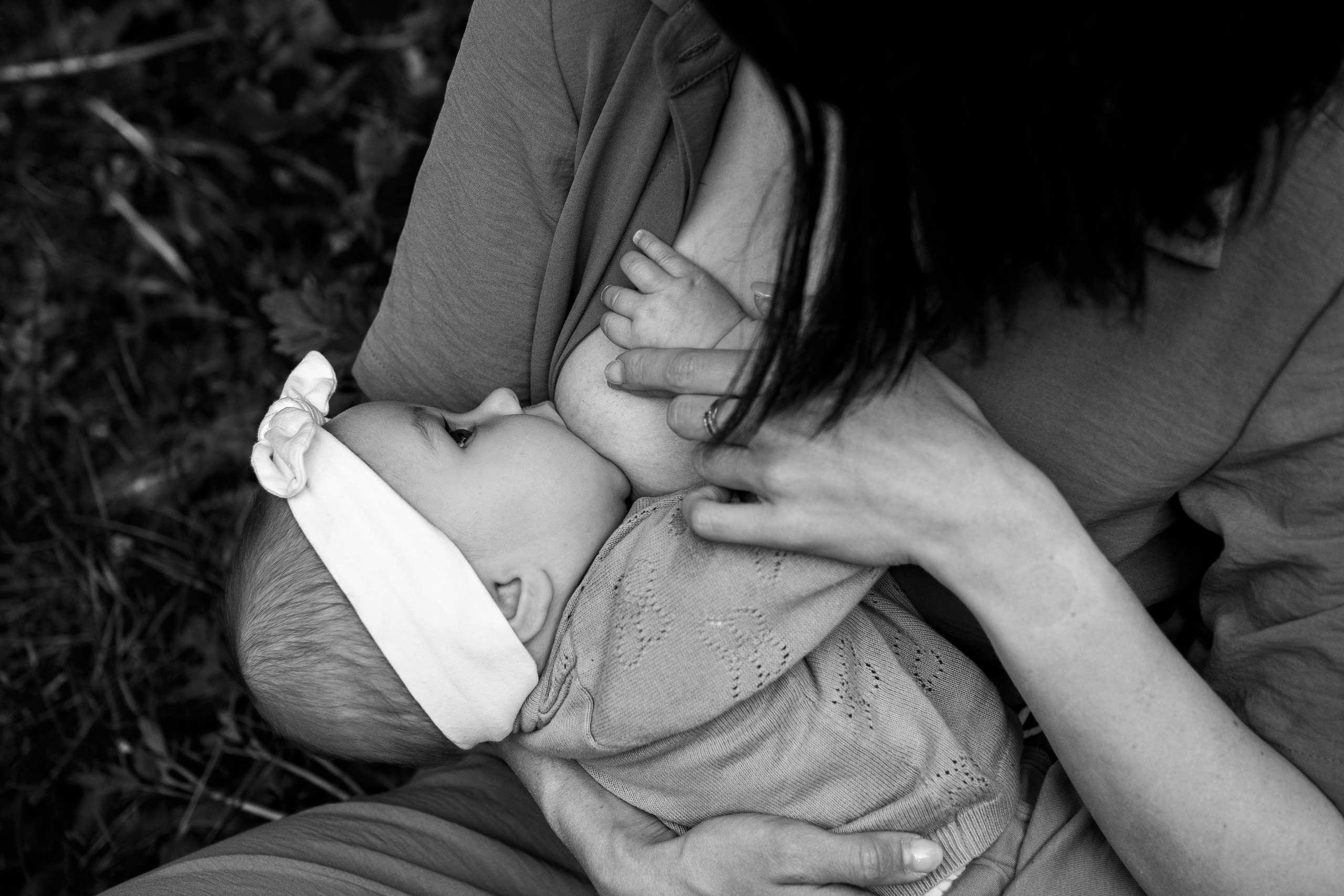 Женя и Лера в сирени. Фотограф грудного вскармливания в Москве Екатерина