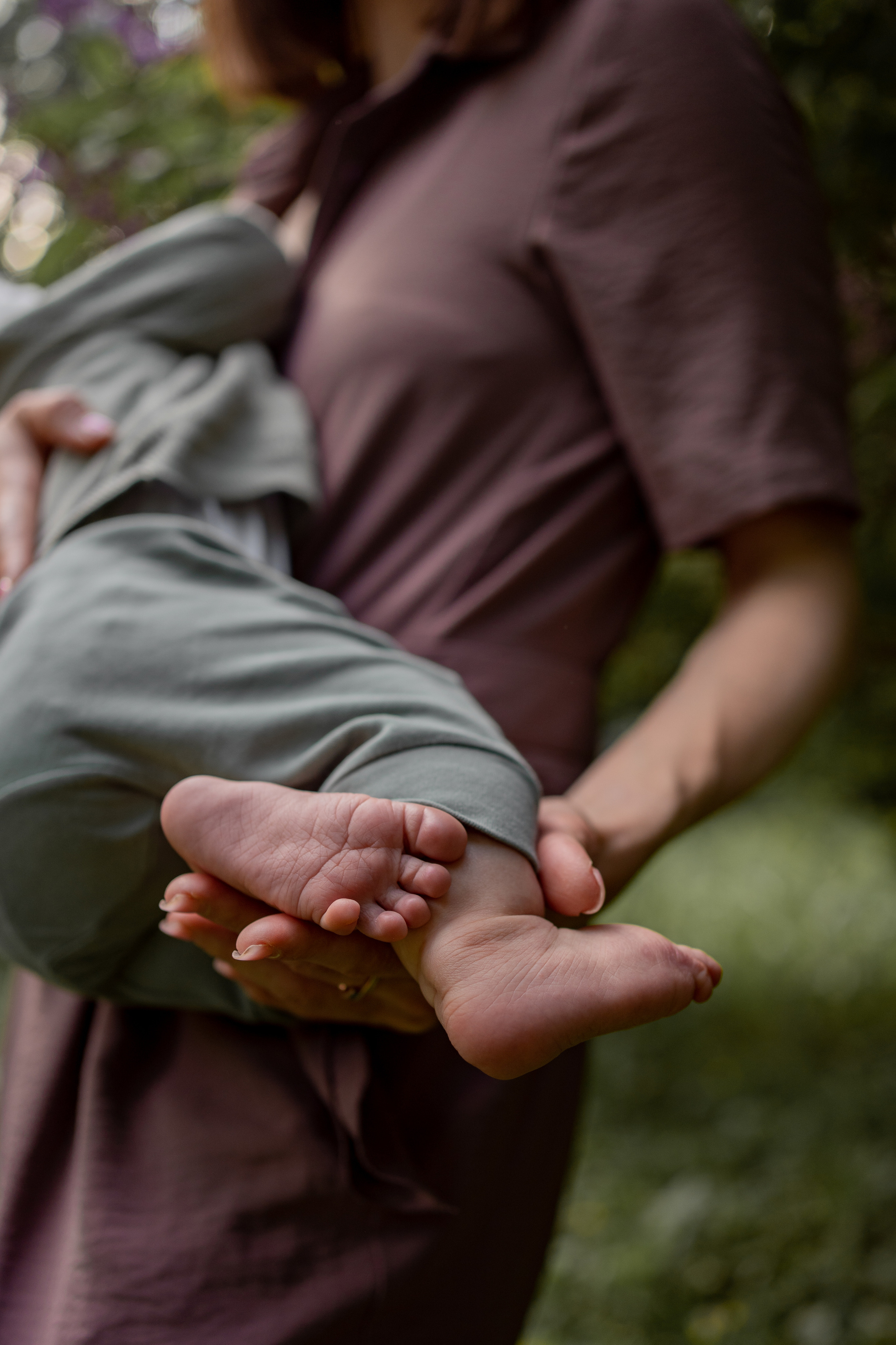 Женя и Лера в сирени. Фотограф грудного вскармливания в Москве Екатерина