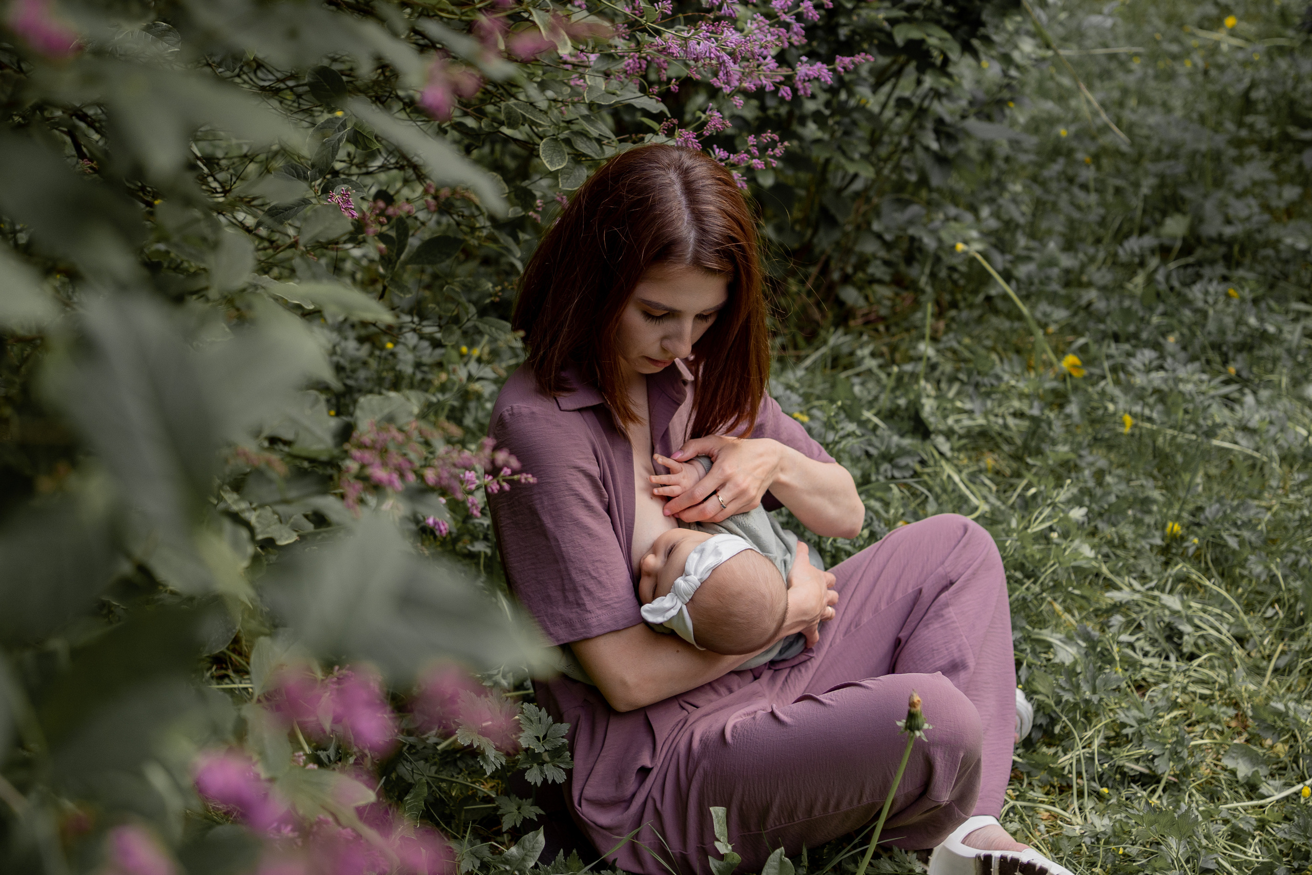 Женя и Лера в сирени. Фотограф грудного вскармливания в Москве Екатерина