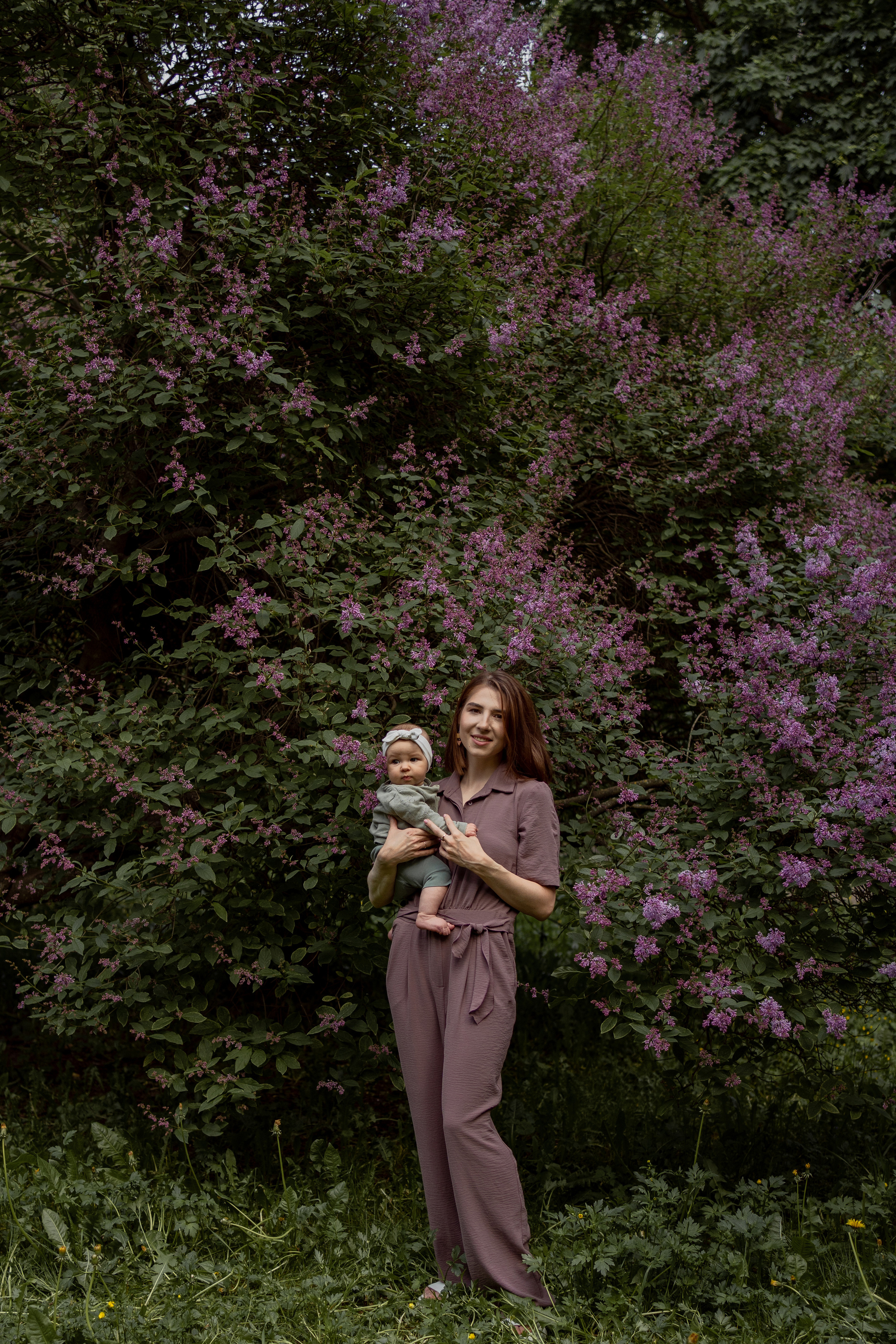 Женя и Лера в сирени. Фотограф грудного вскармливания в Москве Екатерина