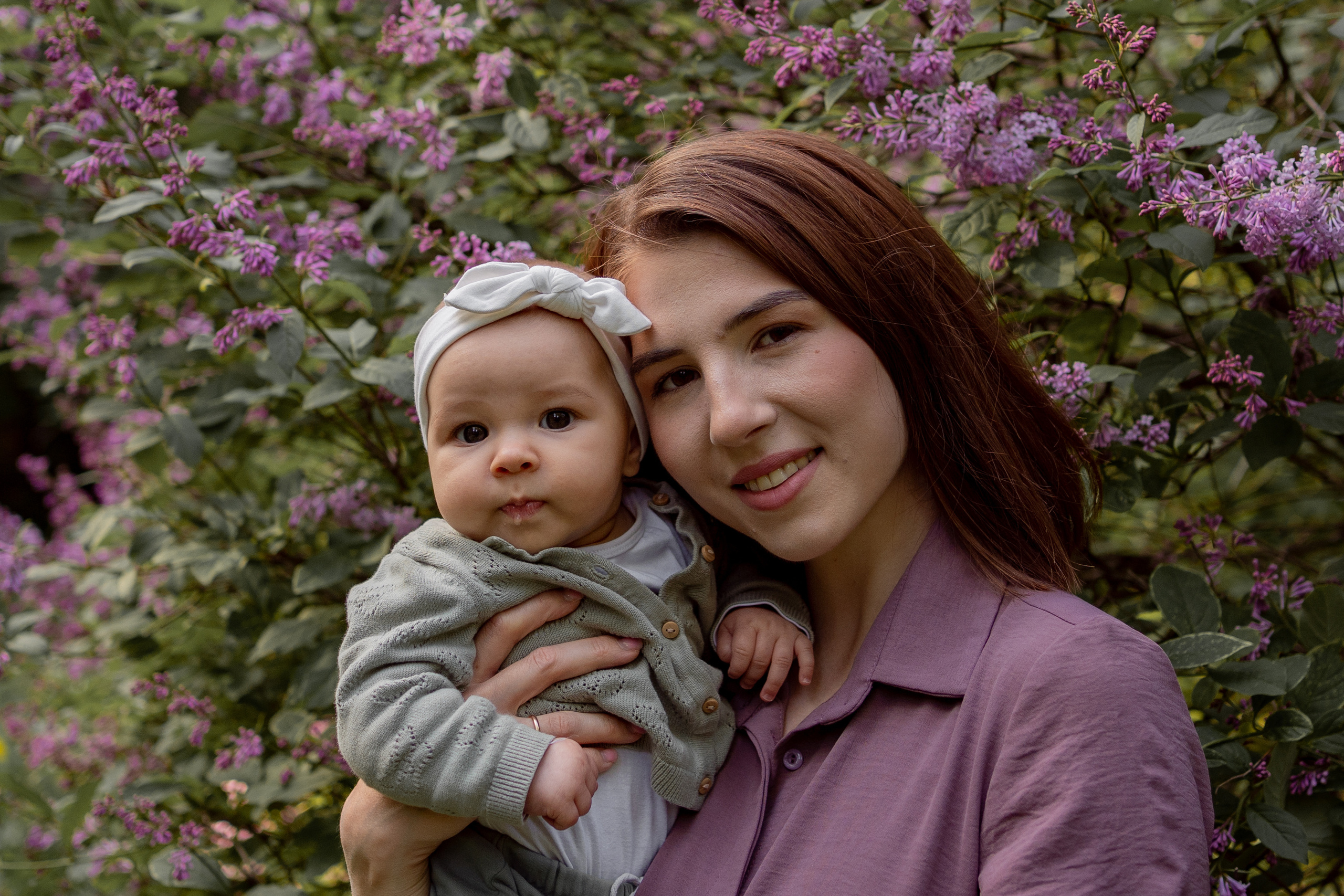 Женя и Лера в сирени. Фотограф грудного вскармливания в Москве Екатерина