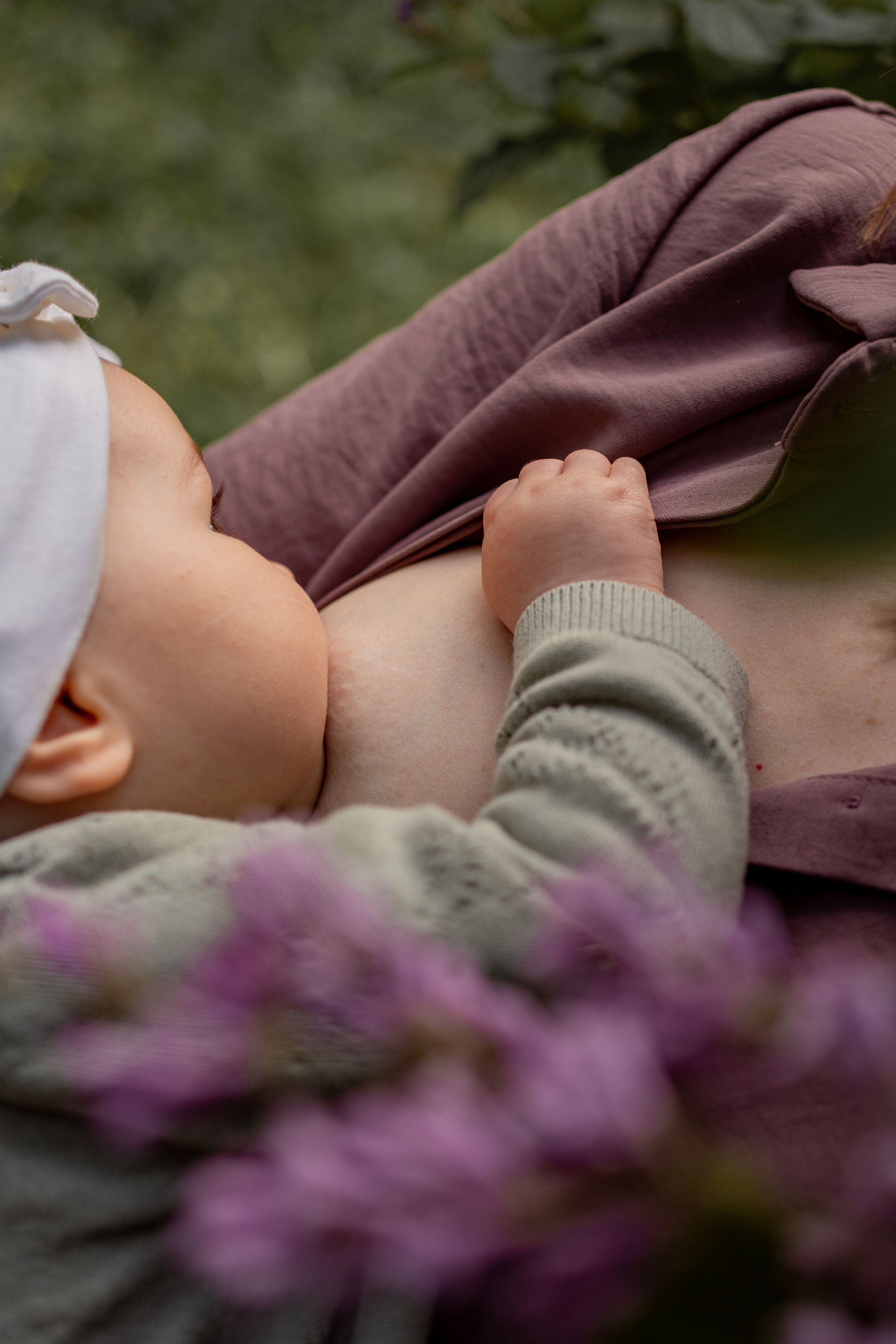 Женя и Лера в сирени. Фотограф грудного вскармливания в Москве Екатерина