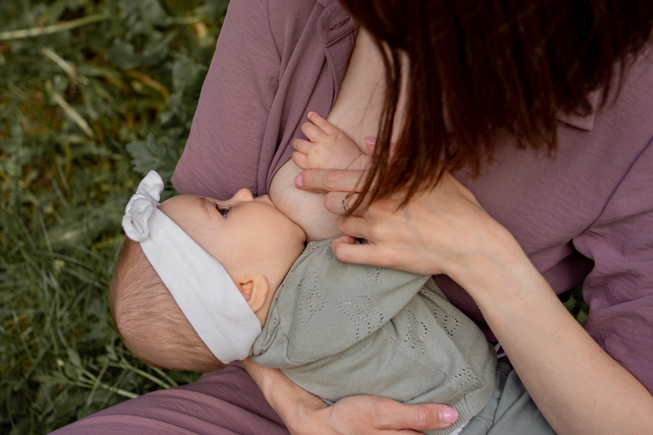 Женя и Лера в сирени. Фотограф грудного вскармливания в Москве Екатерина
