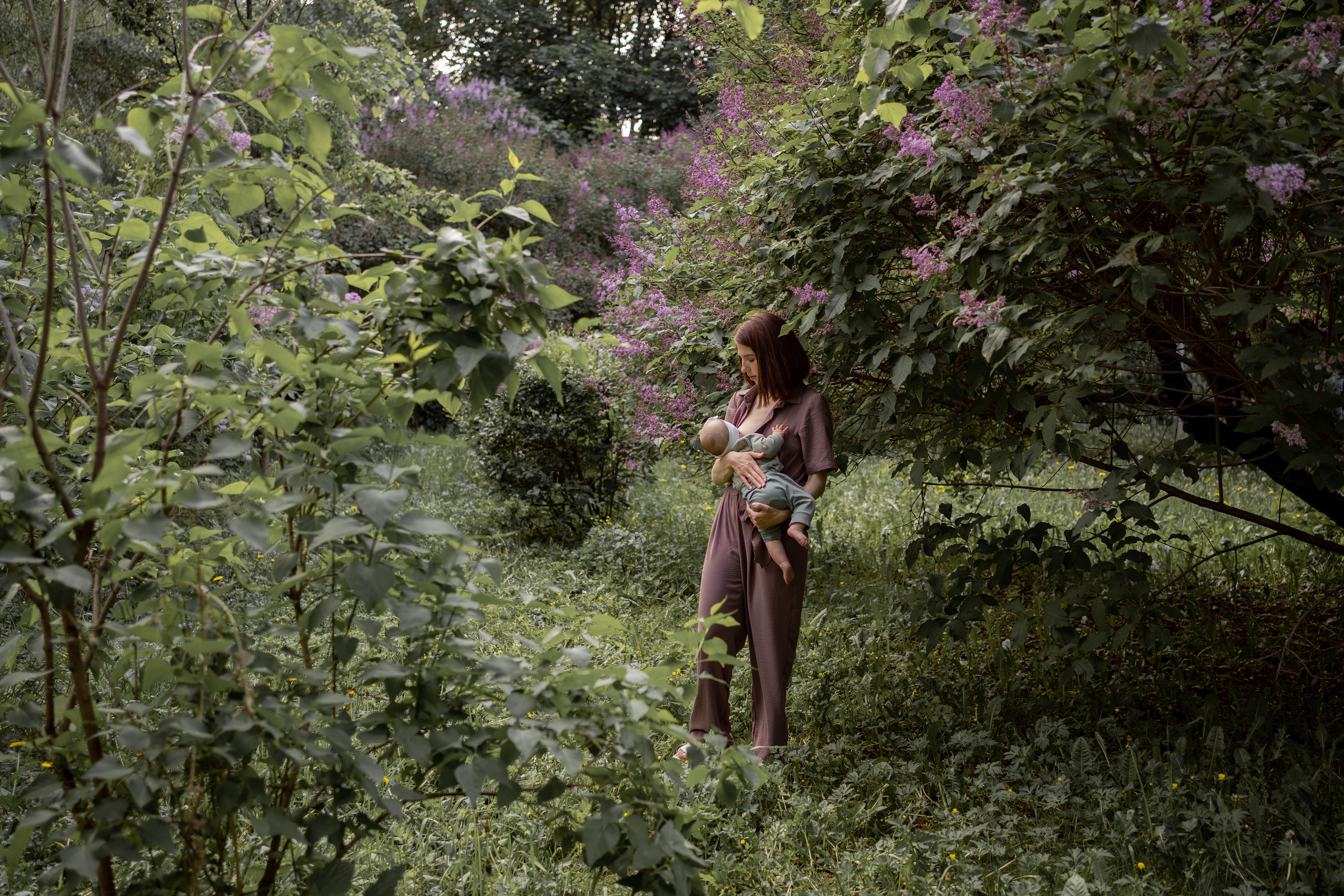 Женя и Лера в сирени. Фотограф грудного вскармливания в Москве Екатерина