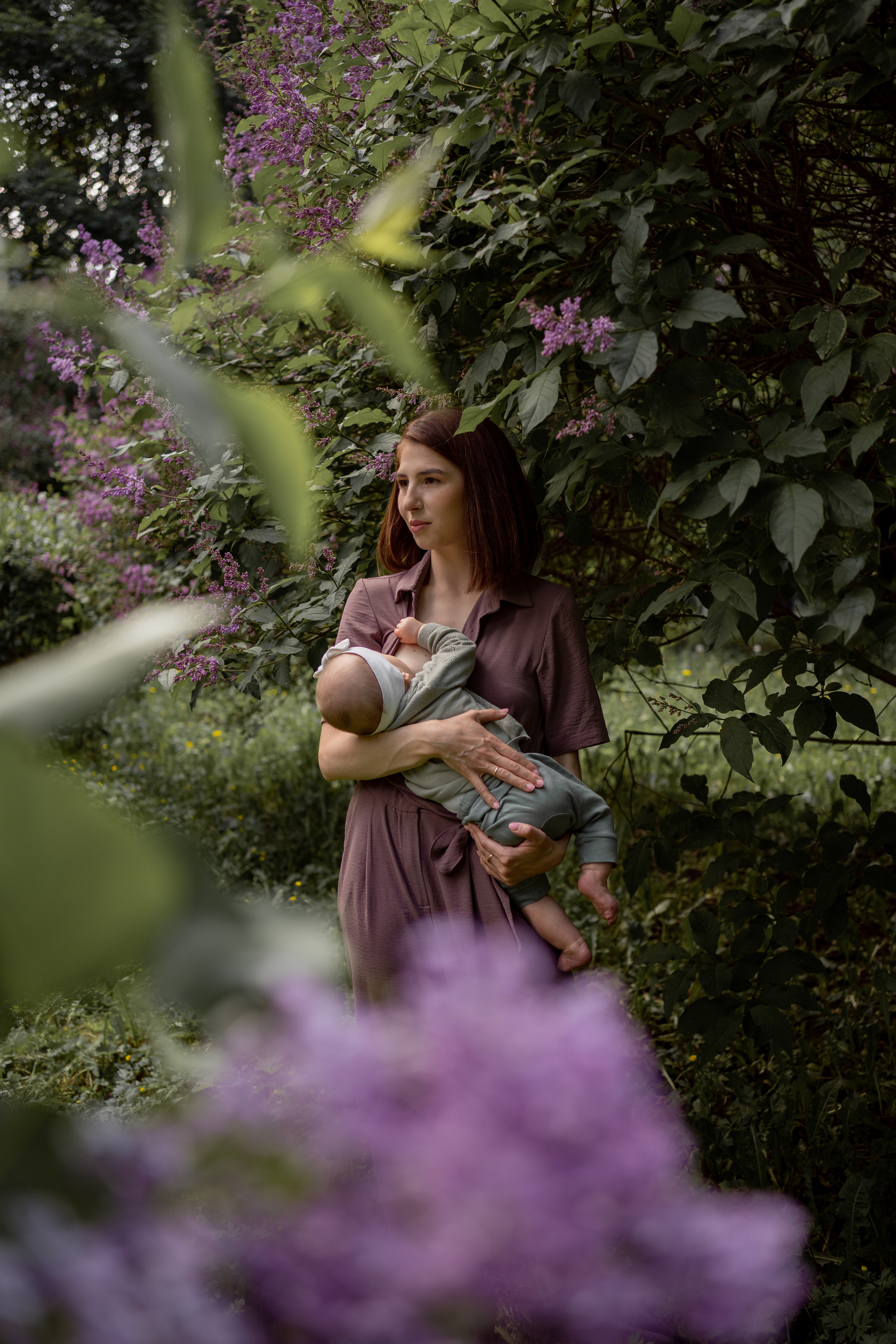 Женя и Лера в сирени. Фотограф грудного вскармливания в Москве Екатерина
