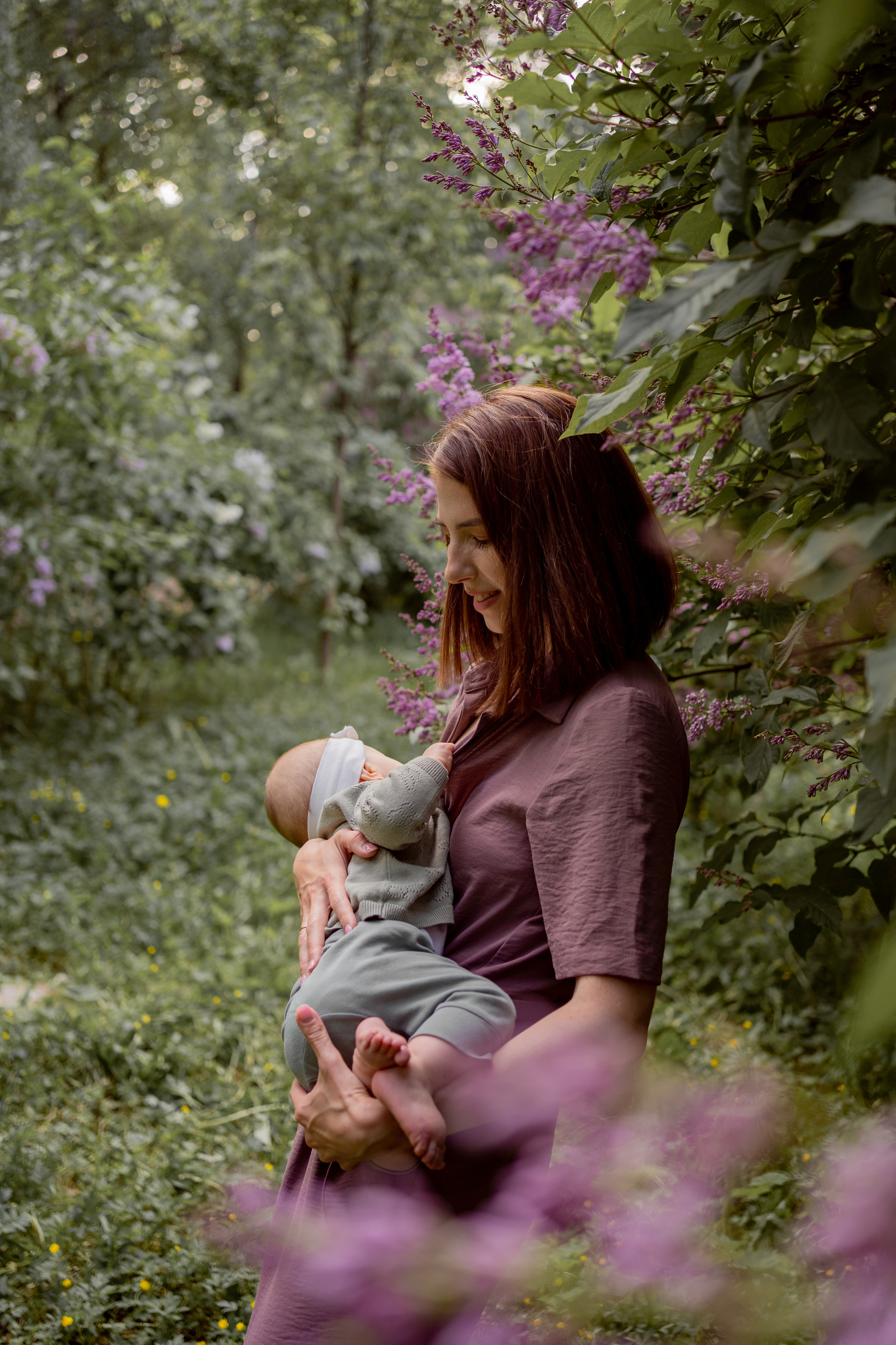 Женя и Лера в сирени. Фотограф грудного вскармливания в Москве Екатерина
