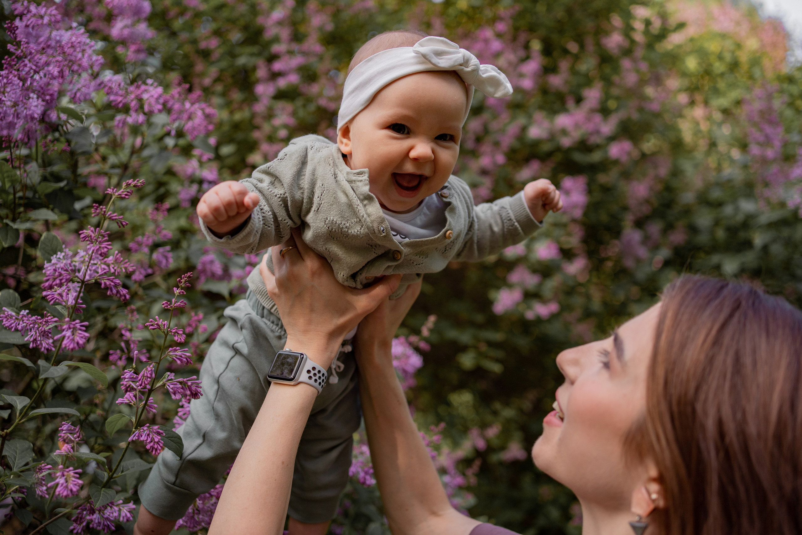 Женя и Лера в сирени. Фотограф грудного вскармливания в Москве Екатерина