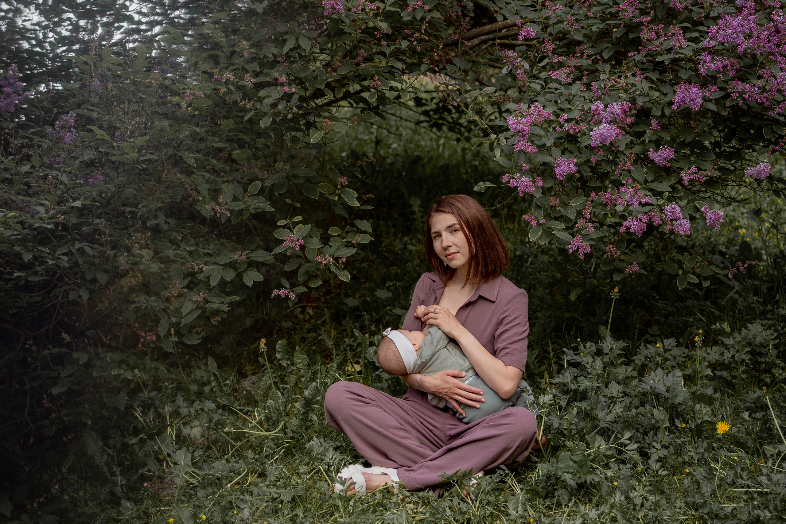 Женя и Лера в сирени. Фотограф грудного вскармливания в Москве Екатерина
