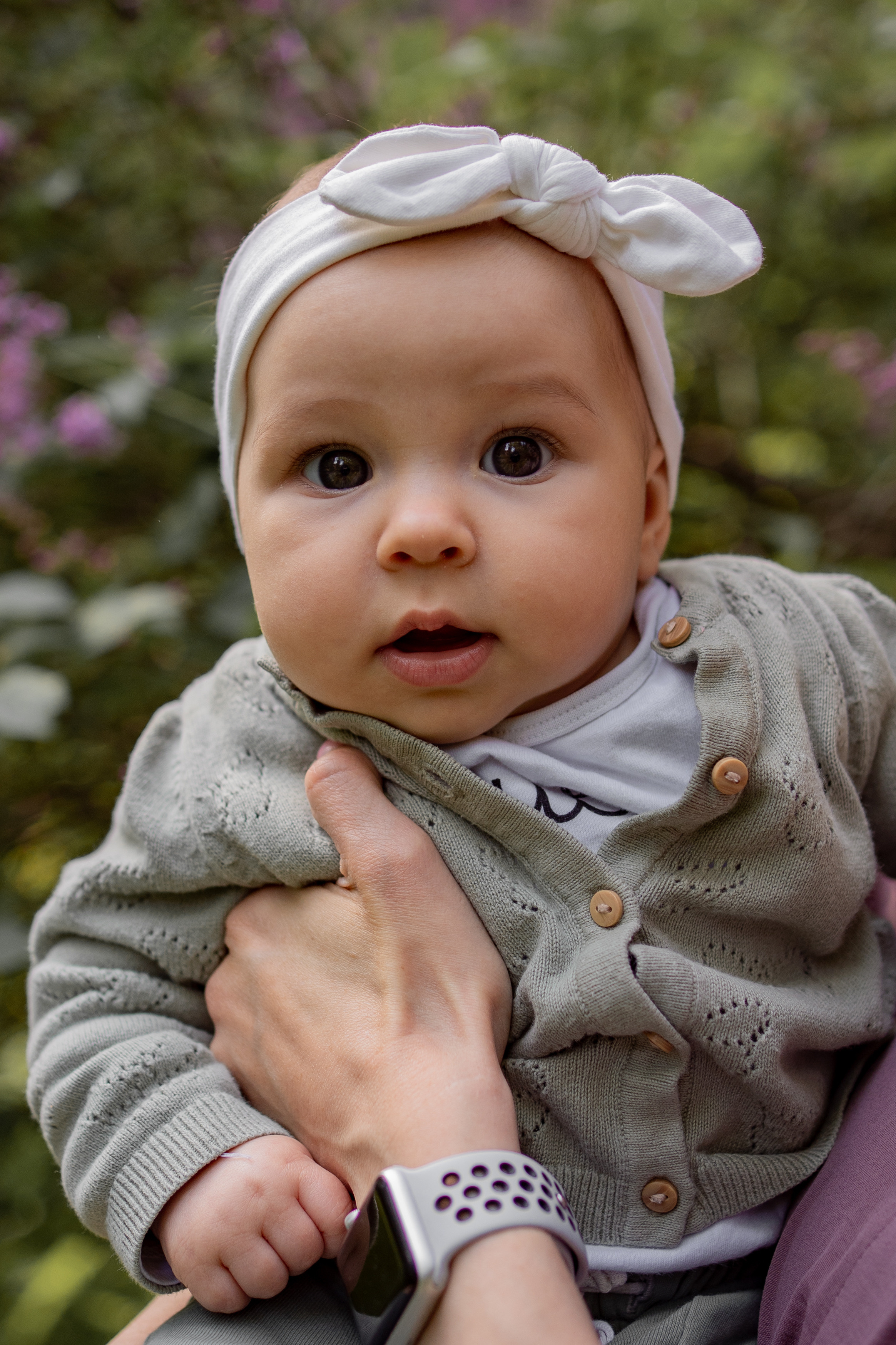 Женя и Лера в сирени. Фотограф грудного вскармливания в Москве Екатерина