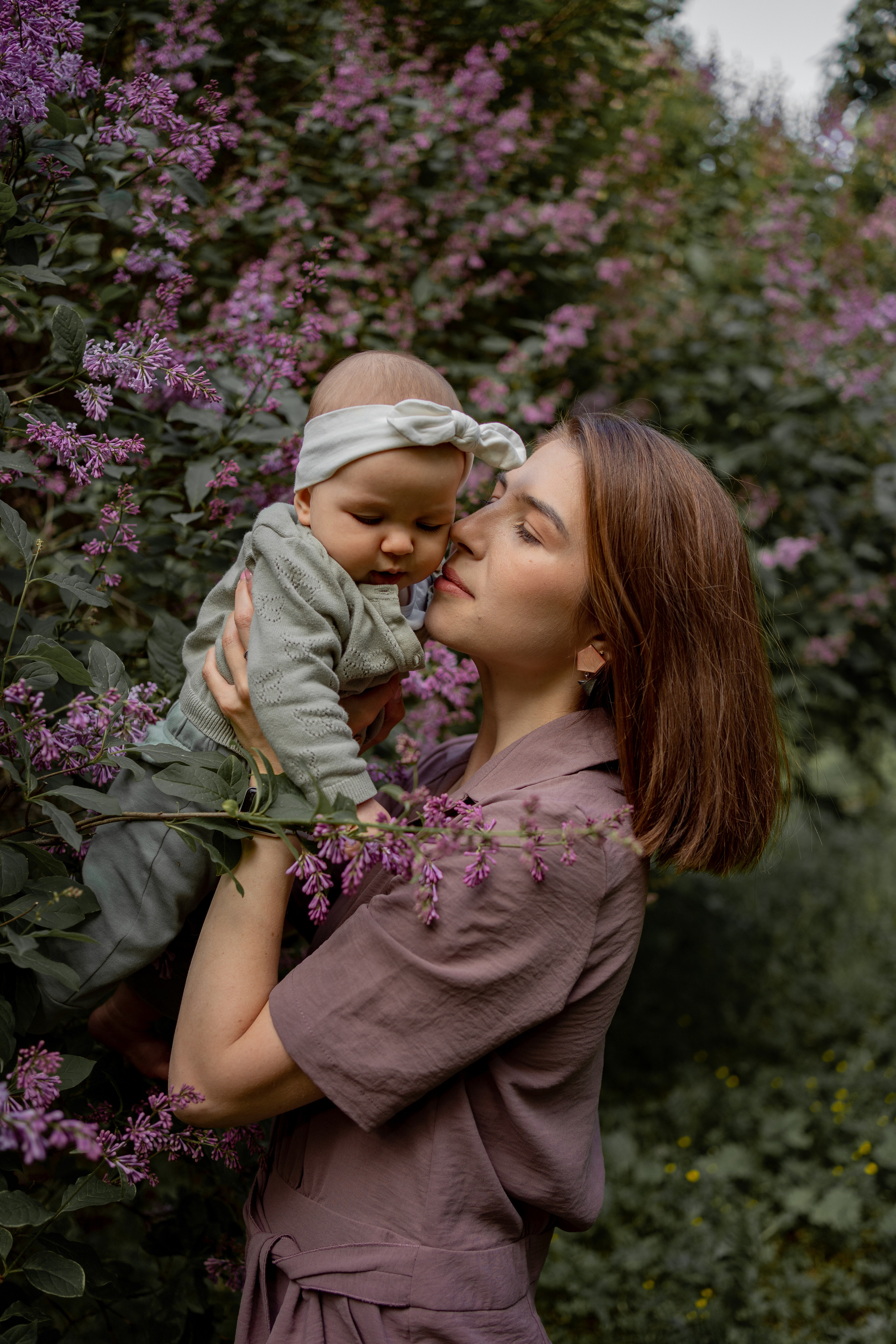 Женя и Лера в сирени. Фотограф грудного вскармливания в Москве Екатерина