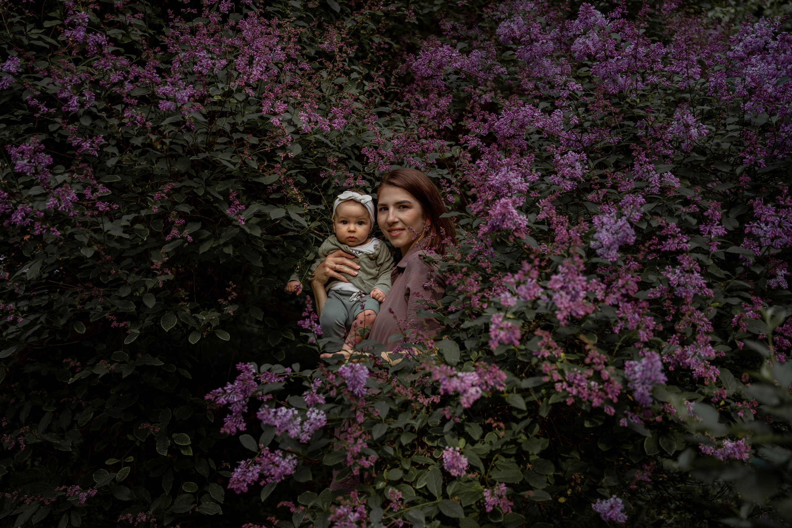 Женя и Лера в сирени. Фотограф грудного вскармливания в Москве Екатерина