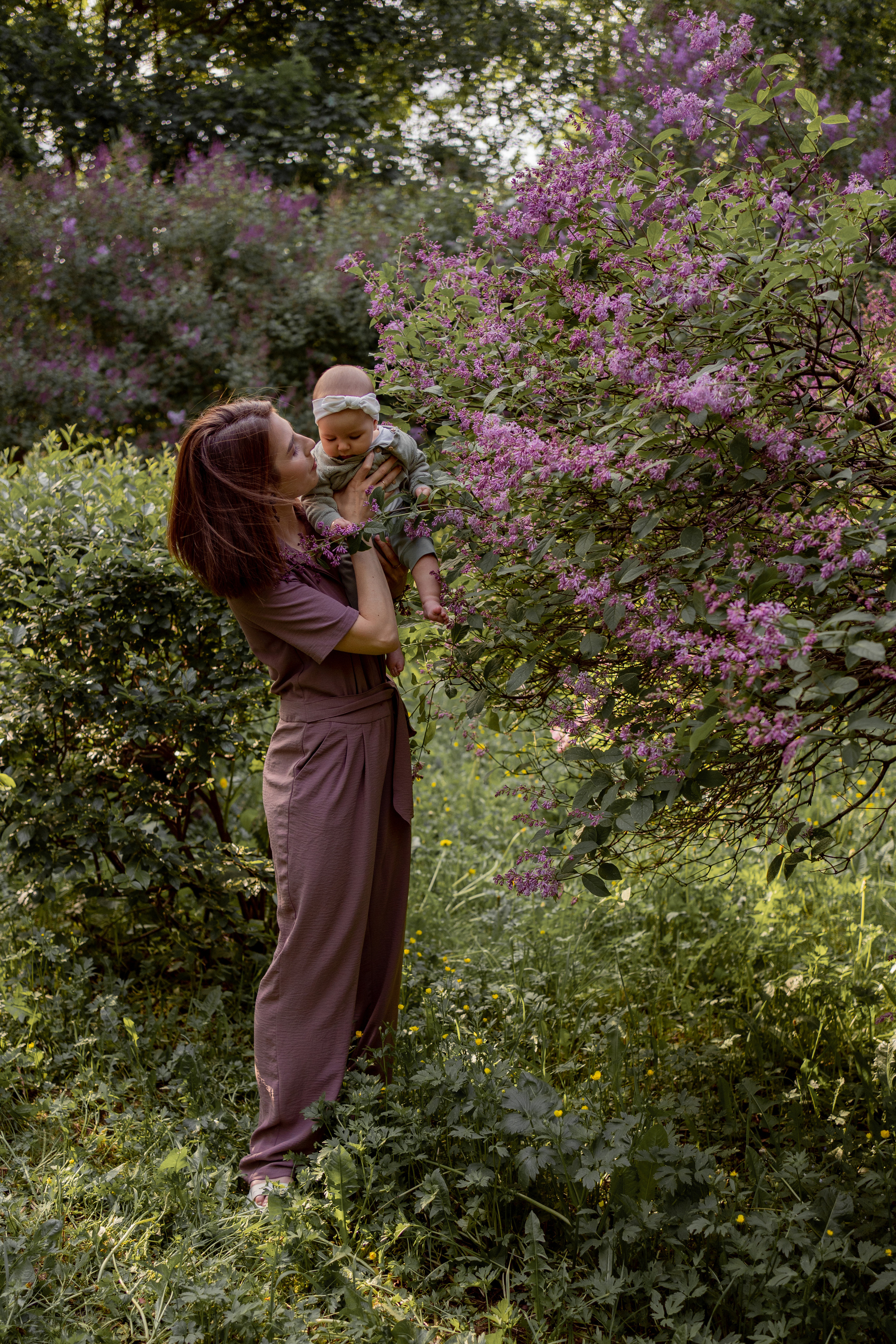 Женя и Лера в сирени. Фотограф грудного вскармливания в Москве Екатерина