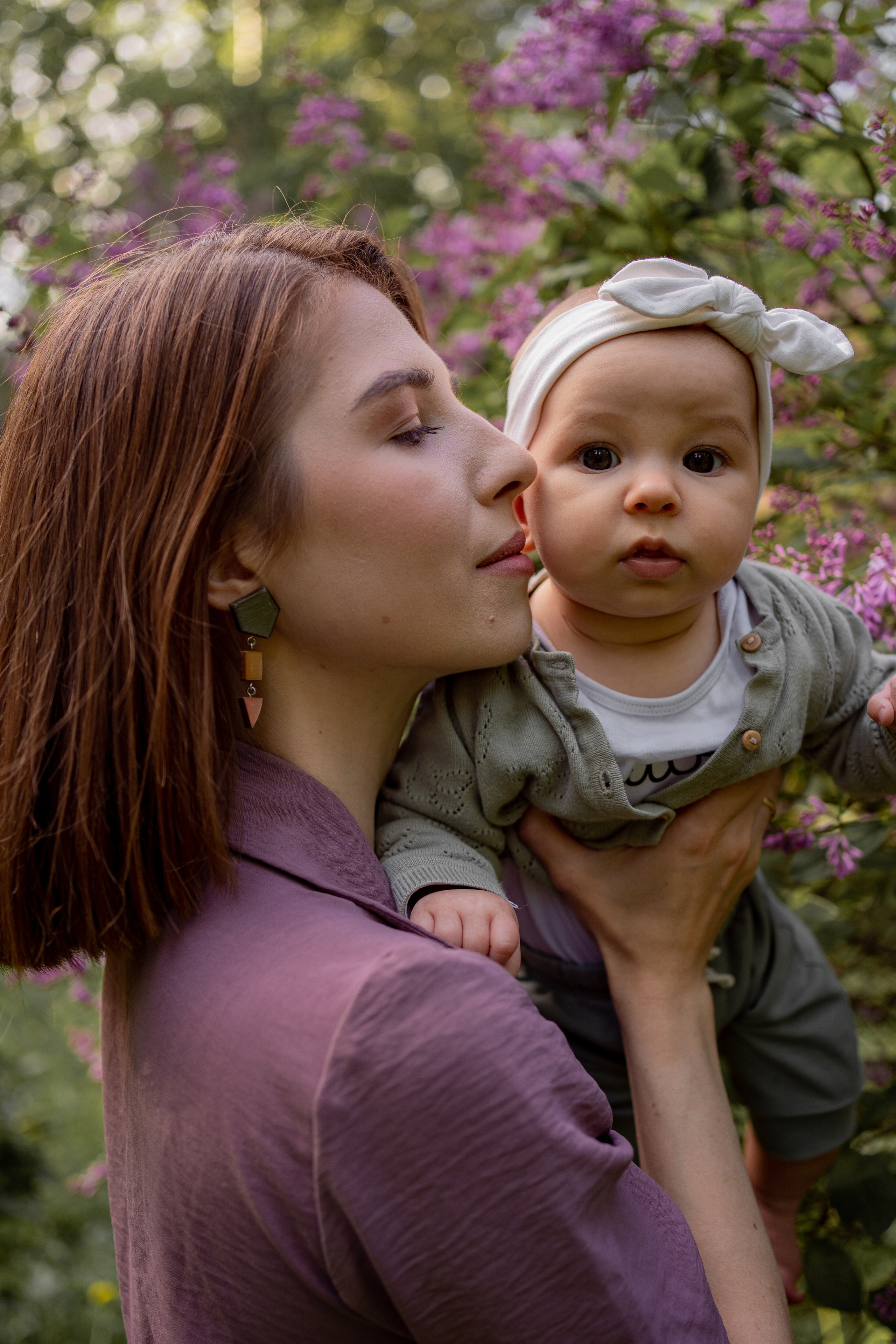 Женя и Лера в сирени. Фотограф грудного вскармливания в Москве Екатерина