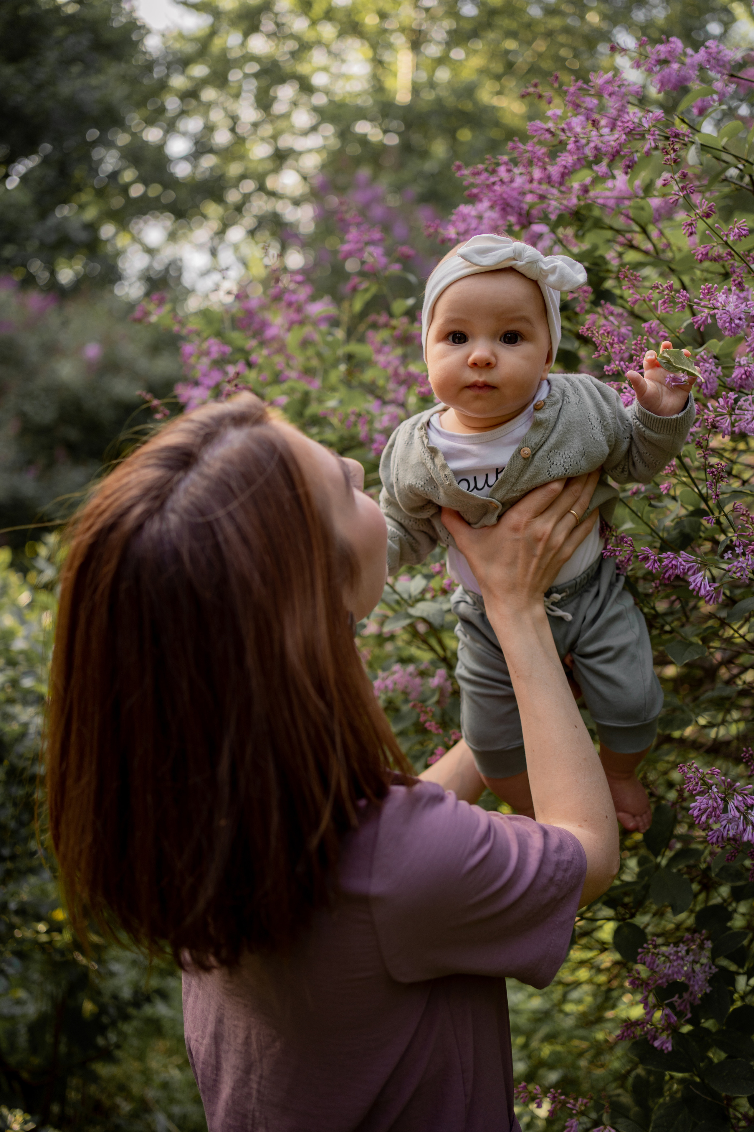 Женя и Лера в сирени. Фотограф грудного вскармливания в Москве Екатерина