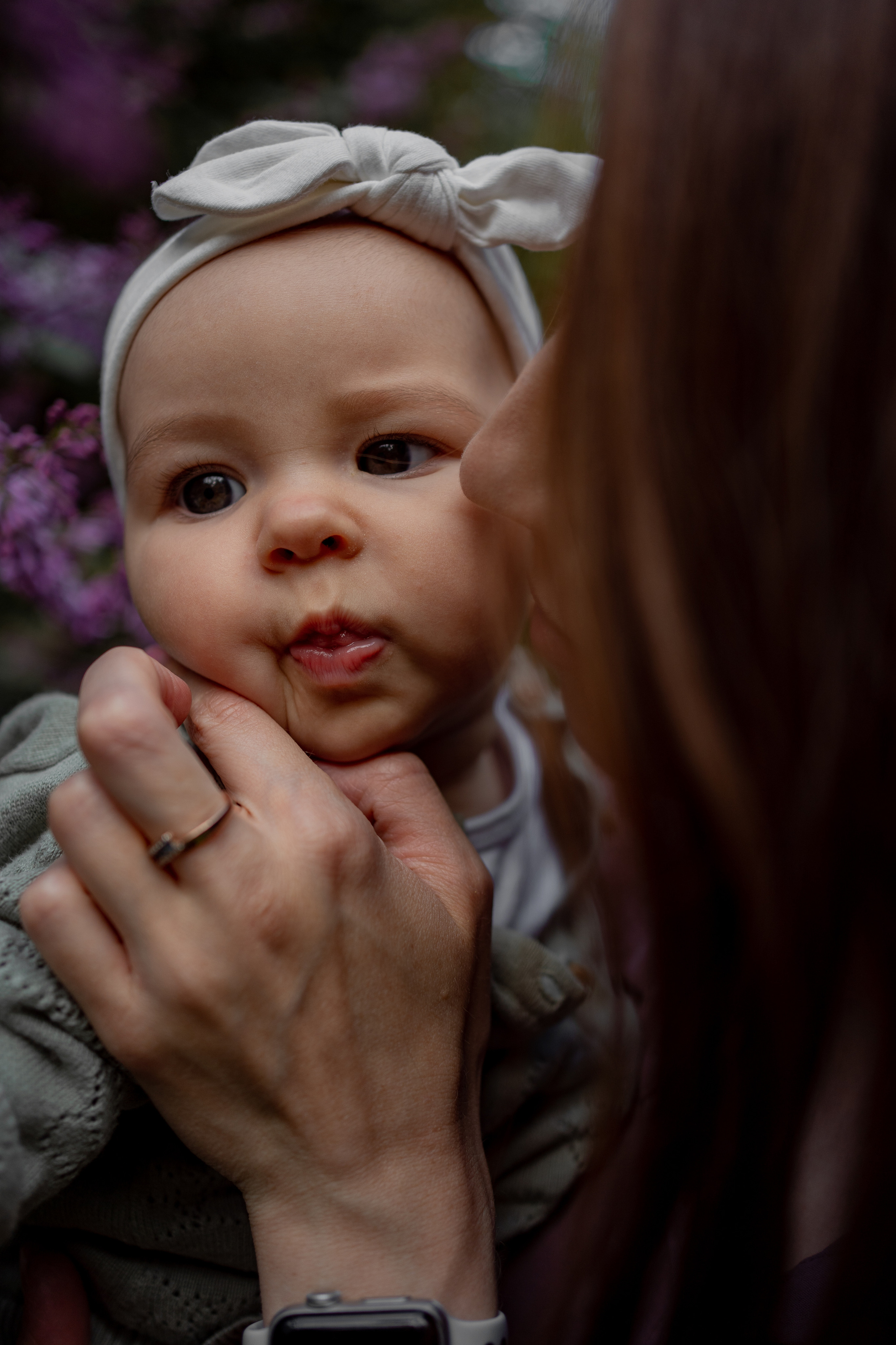 Женя и Лера в сирени. Фотограф грудного вскармливания в Москве Екатерина