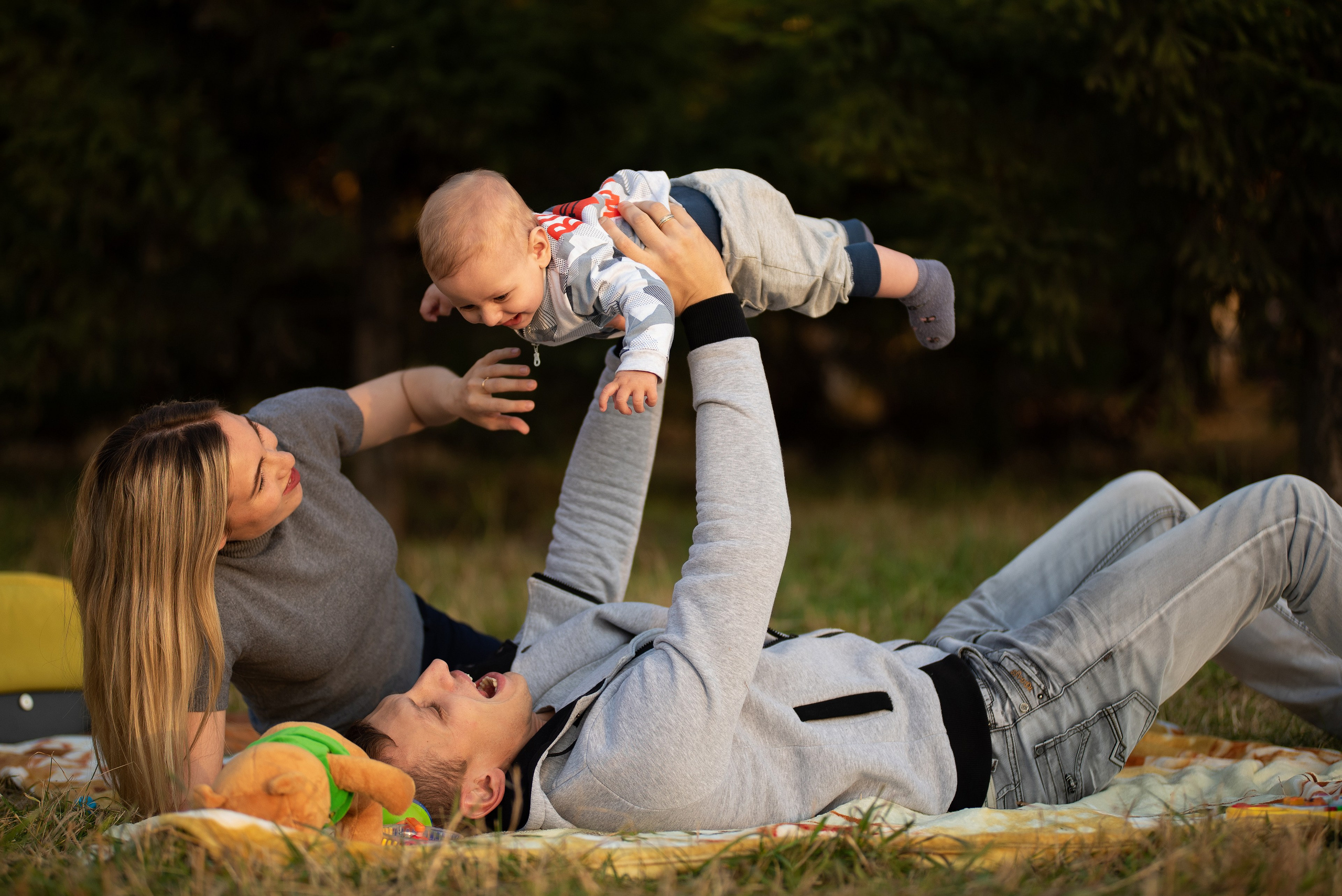 Папа поднял ребенка на руки. 