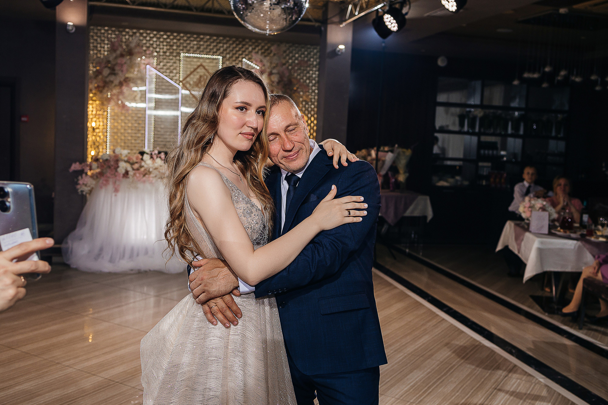 Роскошная выездная церемония в отеле. Олег Сверчков | Свадебный фотограф Вологда