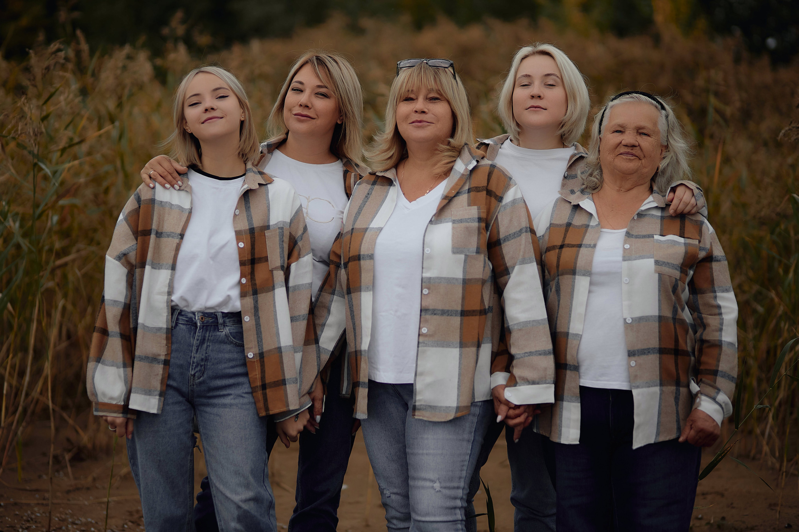 Аня, Таня, Полина, Оля и бабушка Клава. Свадебный фотограф Чайковский