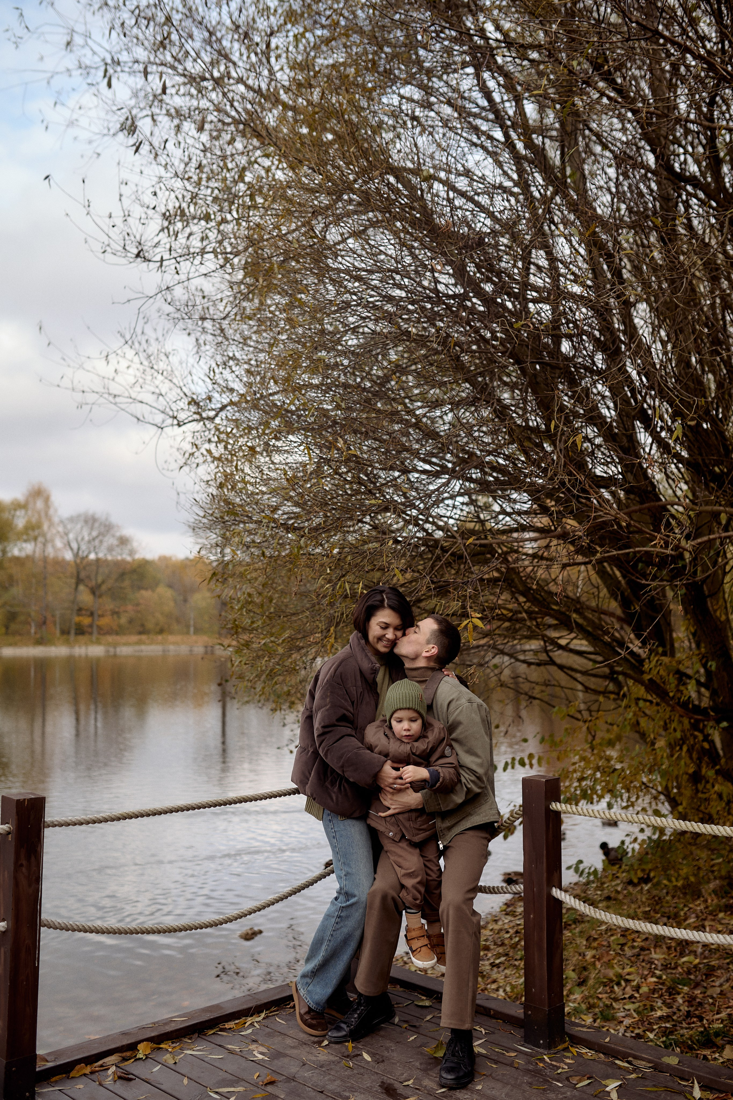 Вова, Юля и Максим в осеннем парке. Семейный и свадебный lifestyle-фотограф в Москве Мария Петрова