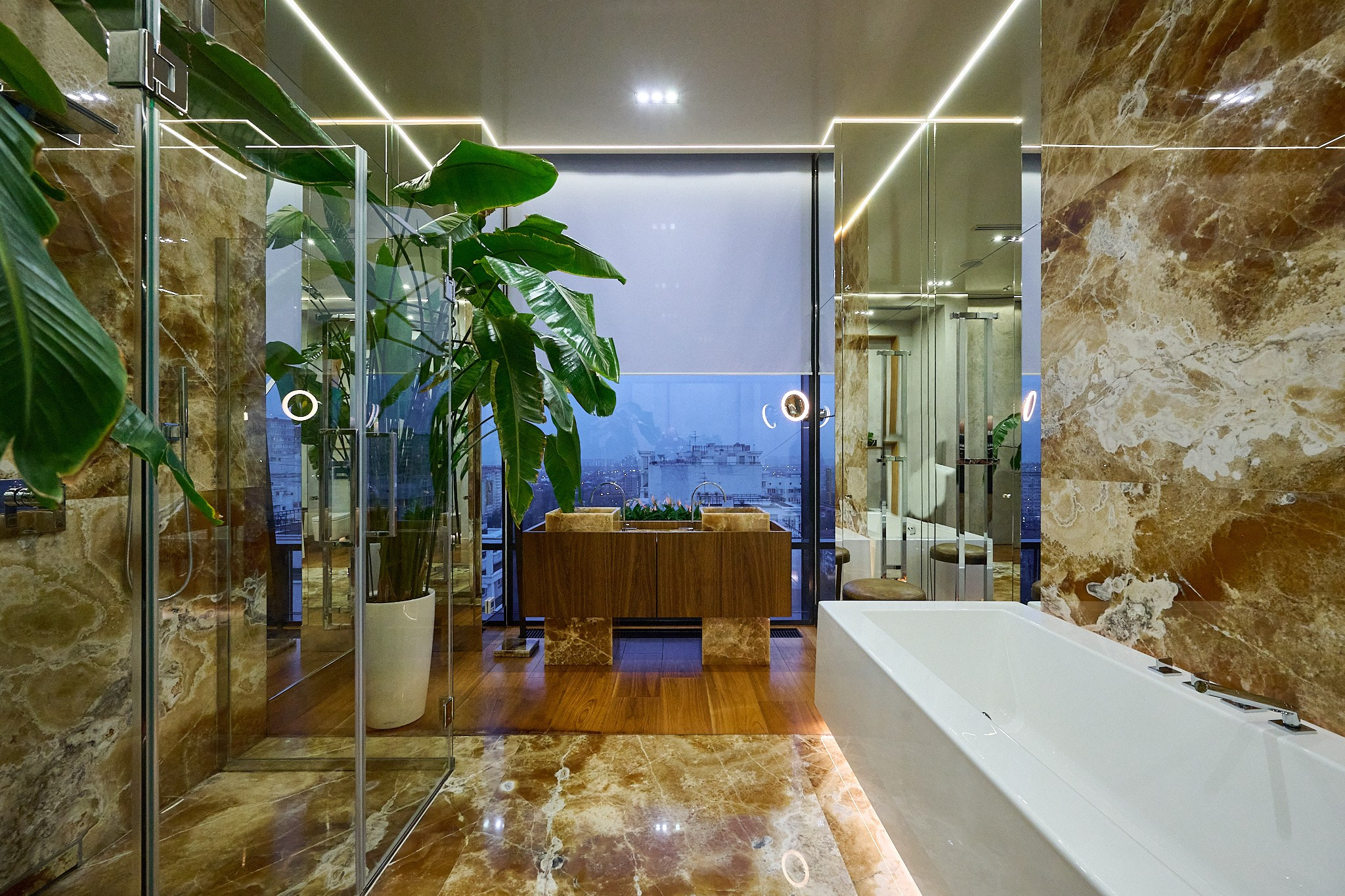 ванная комната с интересной коричнево белой плиткой 