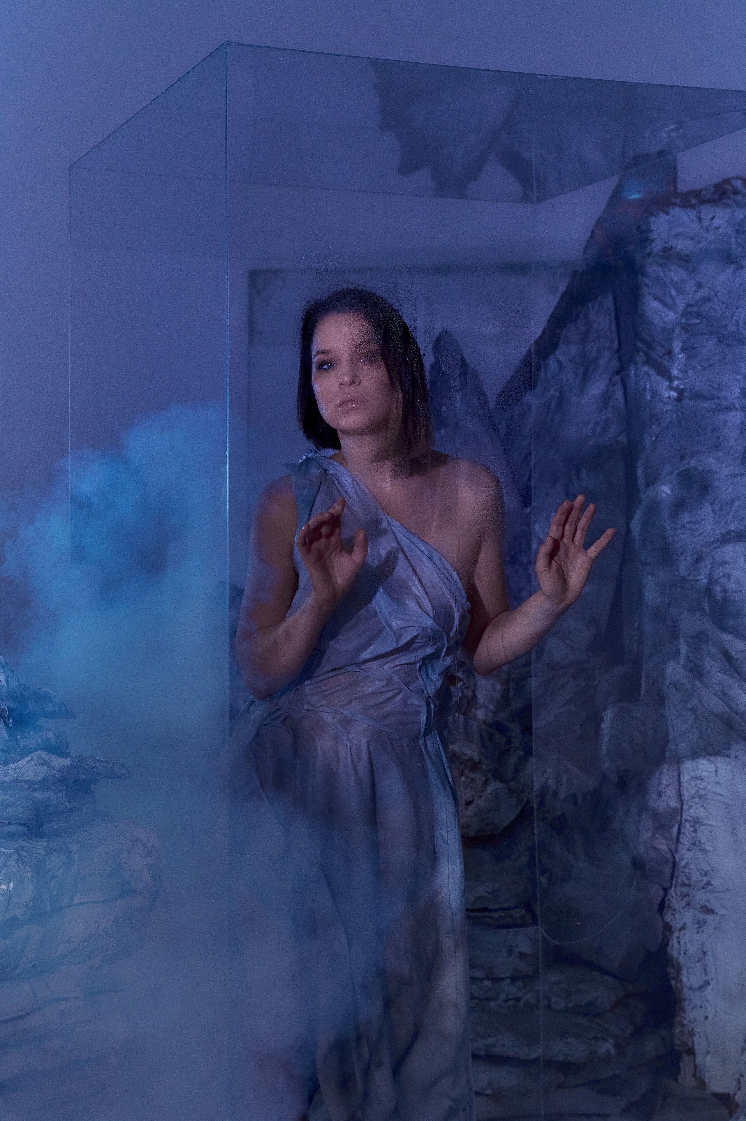 Фотосессия Ксении в декорациях «Лед» со стеклянным кубом