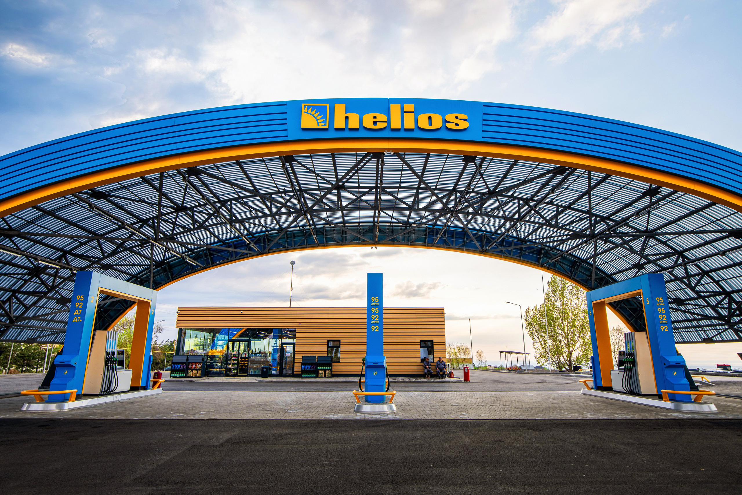Экстерьерная съёмка фасада заправочной станции Helios