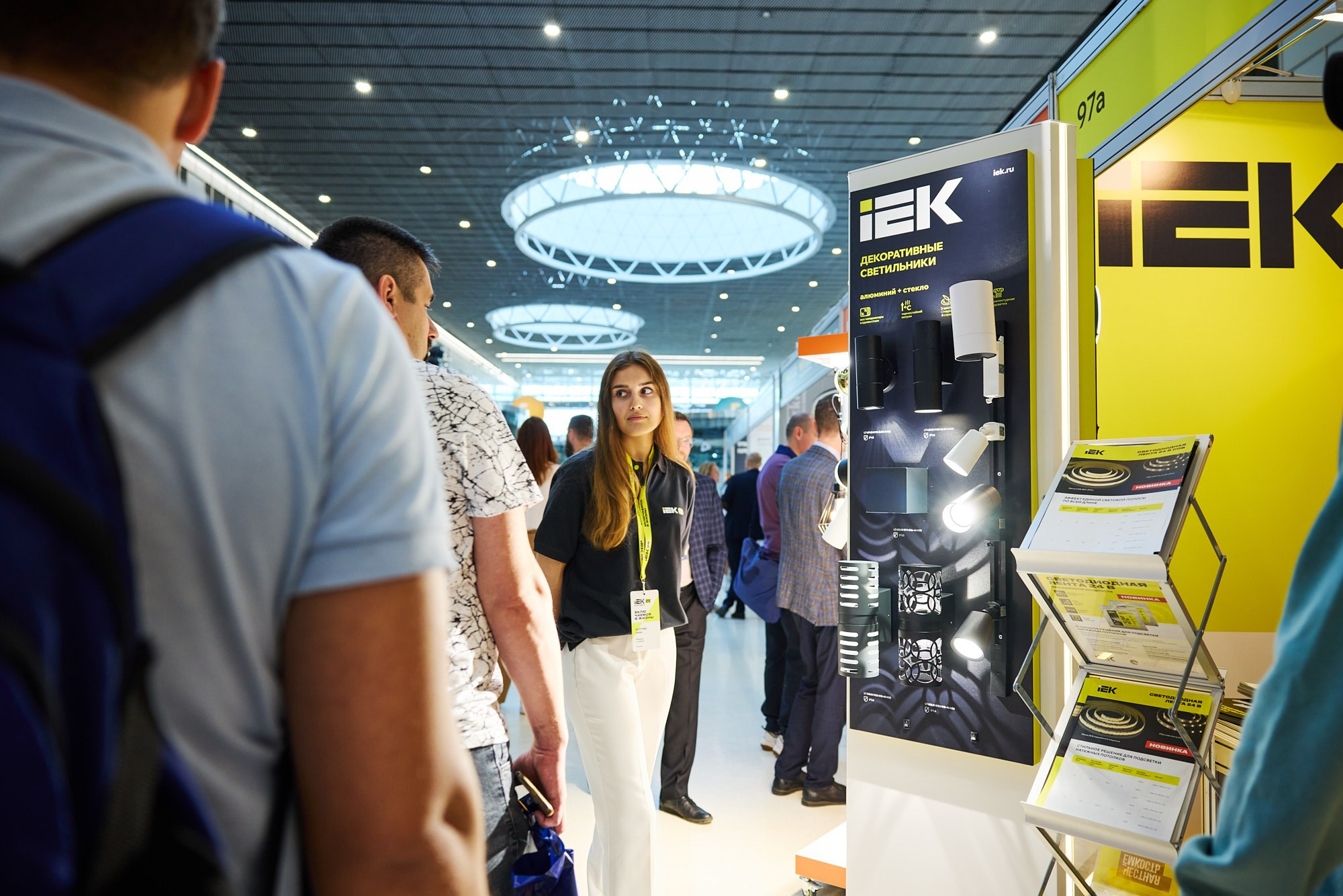 Фотограф на выставке IEK — репортажная съёмка корпоративного стенда в Москве. Репортажный фотограф в Москве — Дмитрий Тарасов | Съёмка мероприятий, концертов, корпоративов