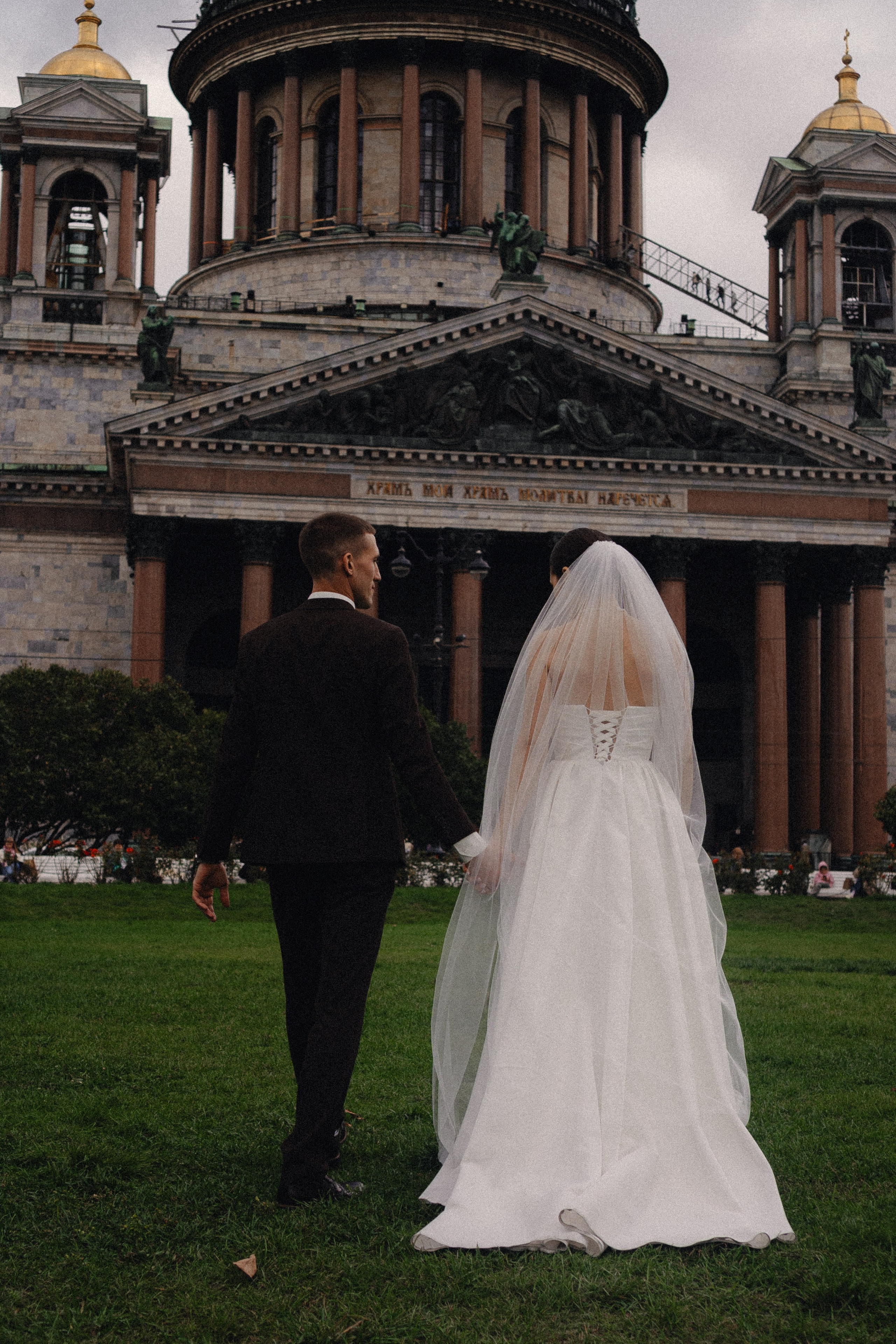 СВАДЕБНАЯ ПРОГУЛКА В САНТК-ПЕТЕРБУРГЕ (ИСАКИЕВСКИЙ СОБОР, ЗИМНЯЯ КАНАВКА, ЭРМИТАЖ И БОЛЬШАЯ МОРСКАЯ УЛИЦА). Профессиональный фотограф, Санкт-Петербург — Виктория Богомолова
