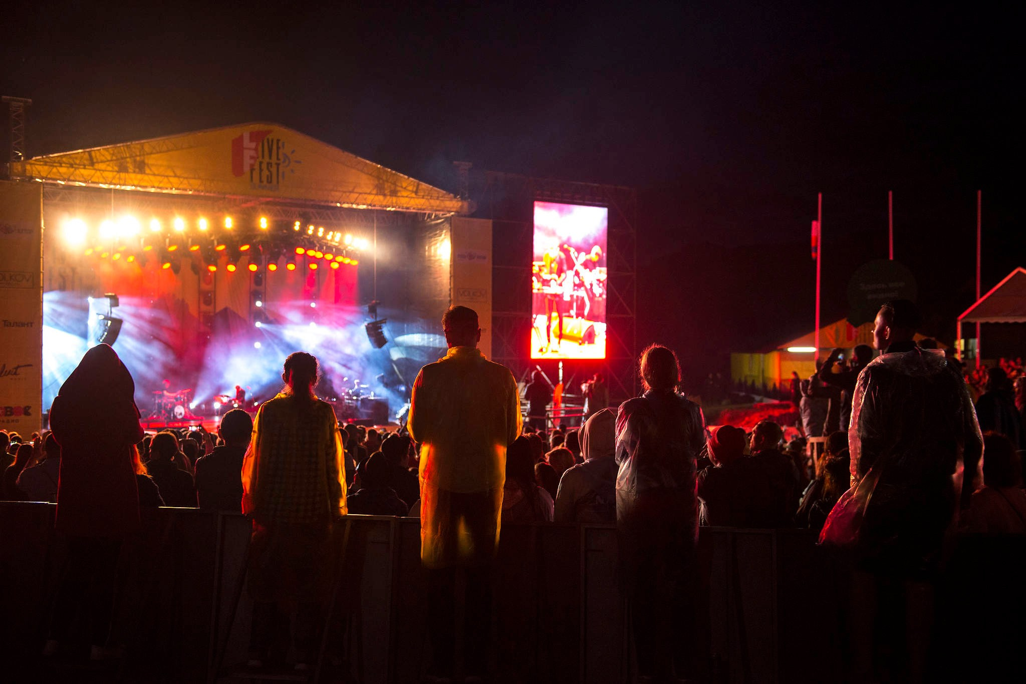 Концерт на музыкально фестивале в Красной Поляне, который организован компанией Мегафон. Зрители на концерте. Фотограф в Сочи. 