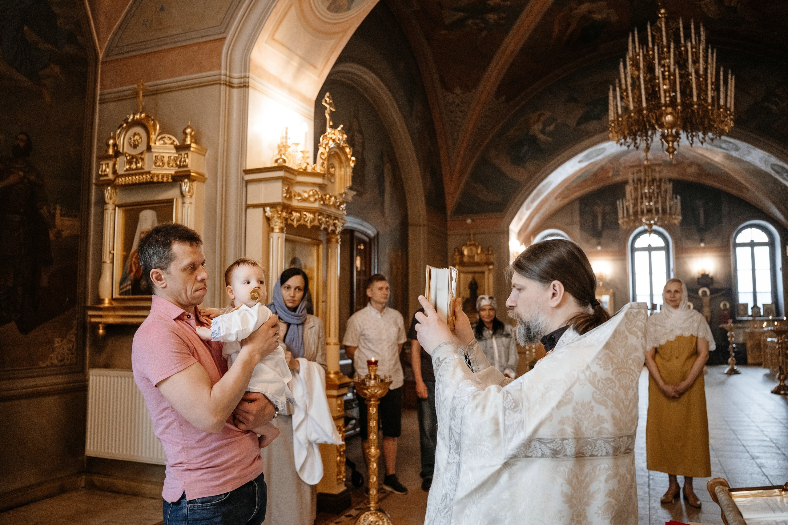 Что дарят крестные на крестины?