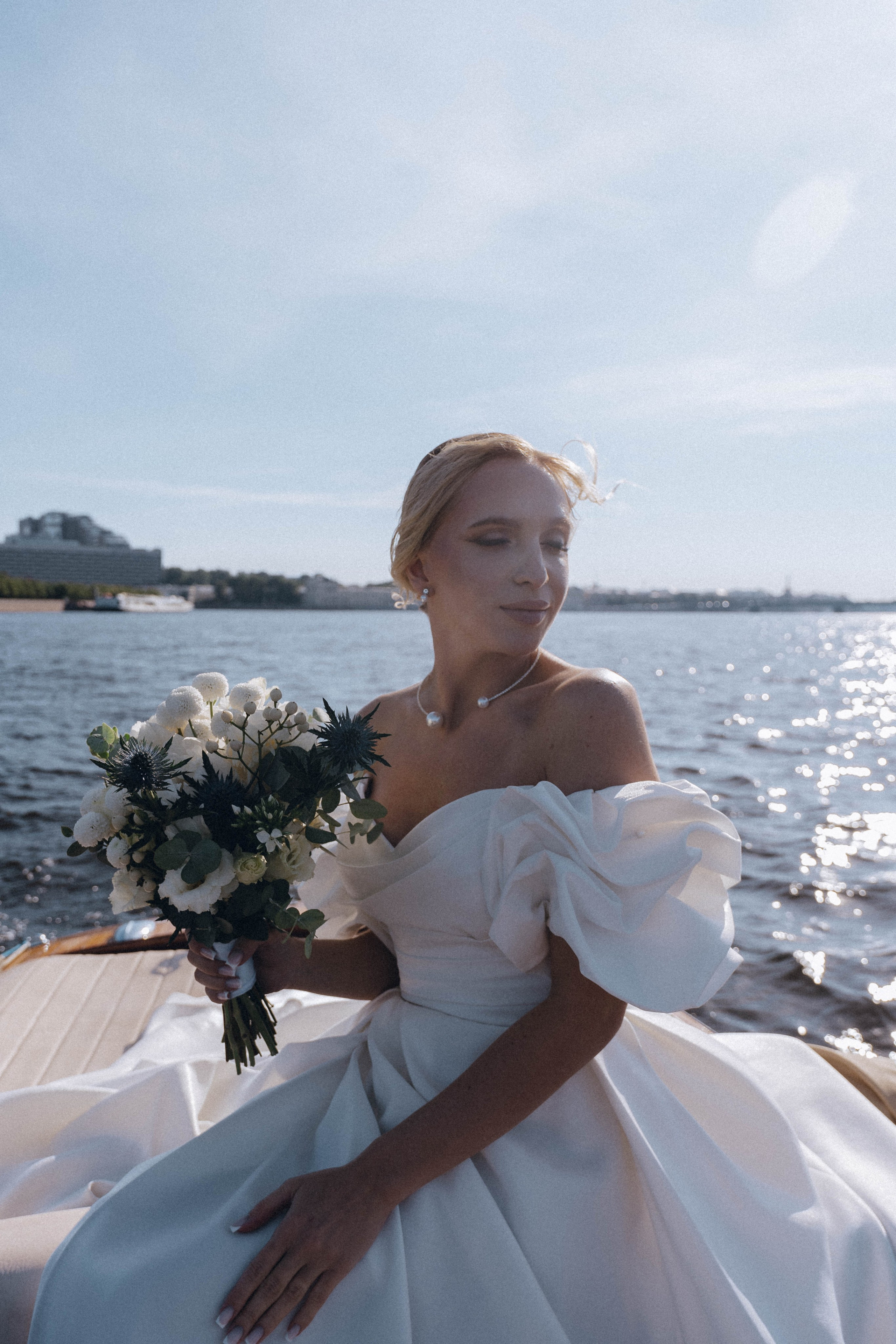 СВАДЕНБНАЯ СЬЕМКА НА КАТЕРЕ ПО КАНАЛАМ САНКТ-ПЕТЕРБУРГА И В АКВАТОРИИ НЕВЫ. Профессиональный фотограф, Санкт-Петербург — Виктория Богомолова